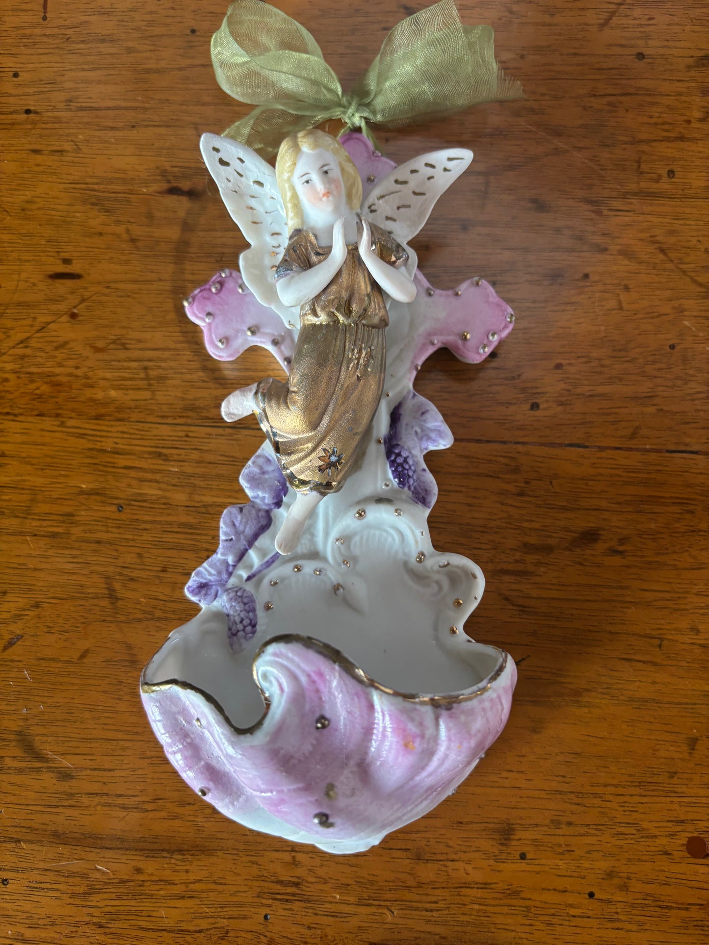 Acquasantiera in ceramica bisquit con angelo dorato