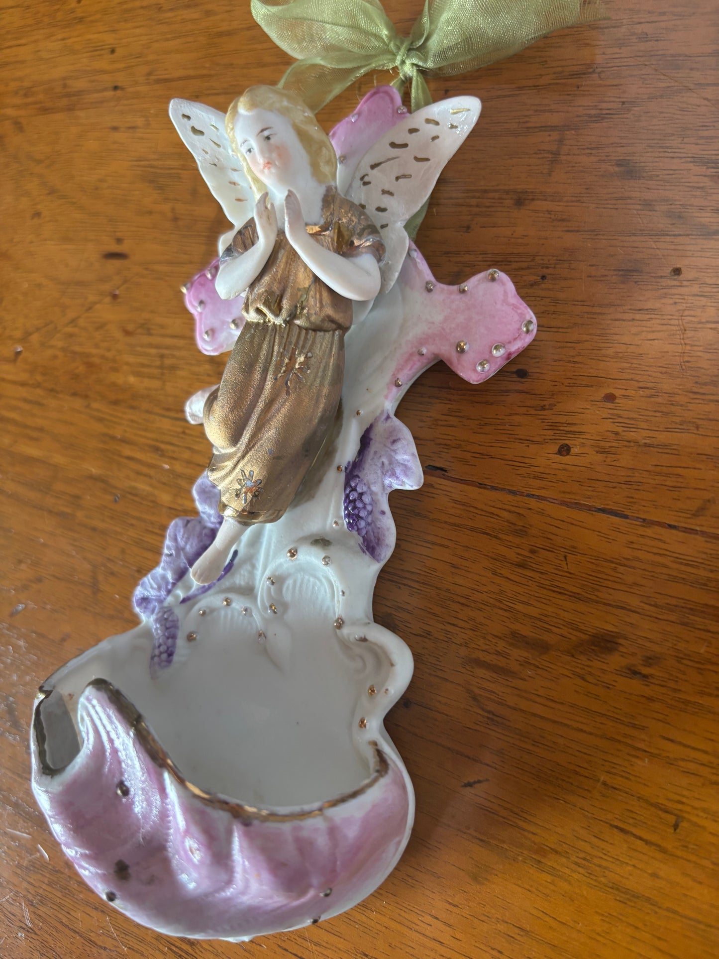 Acquasantiera in ceramica bisquit con angelo dorato