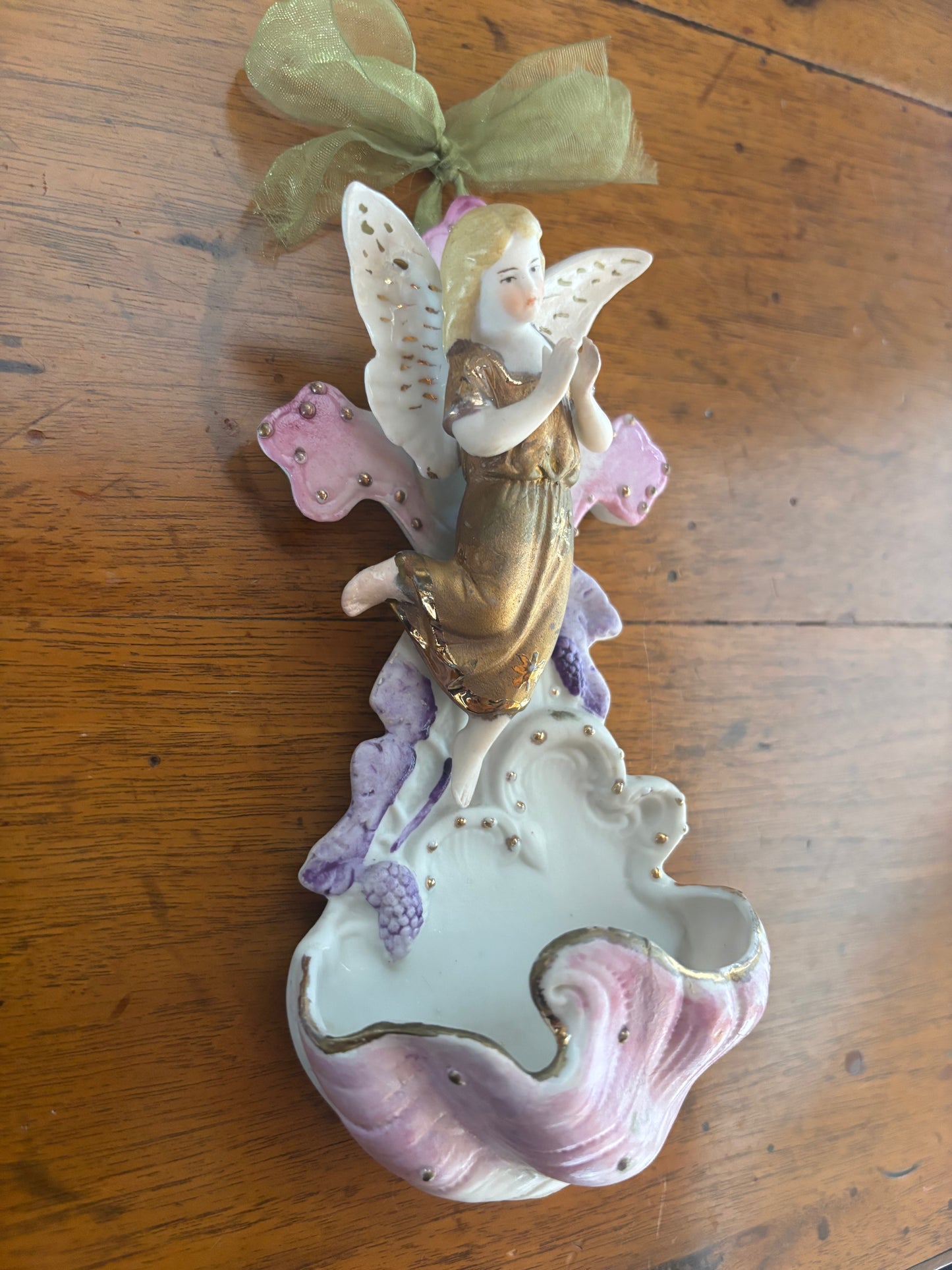 Acquasantiera in ceramica bisquit con angelo dorato
