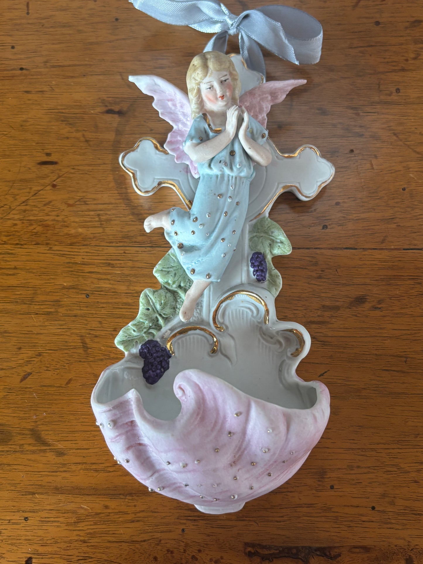 Acquasantiera in ceramica bisquit con angelo