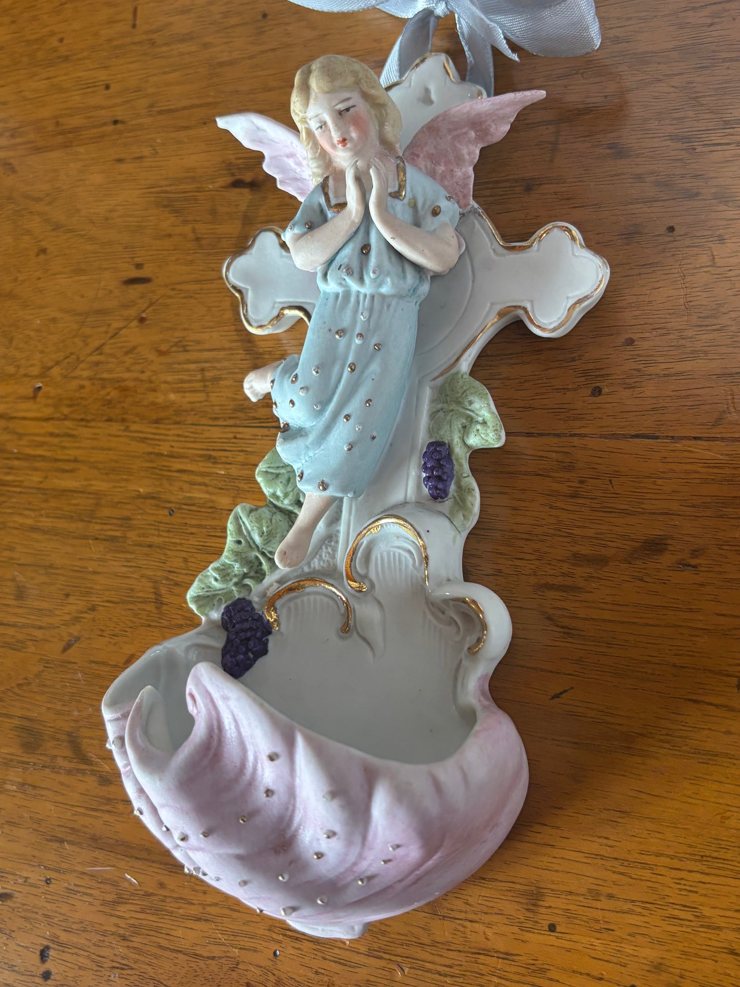 Acquasantiera in ceramica bisquit con angelo