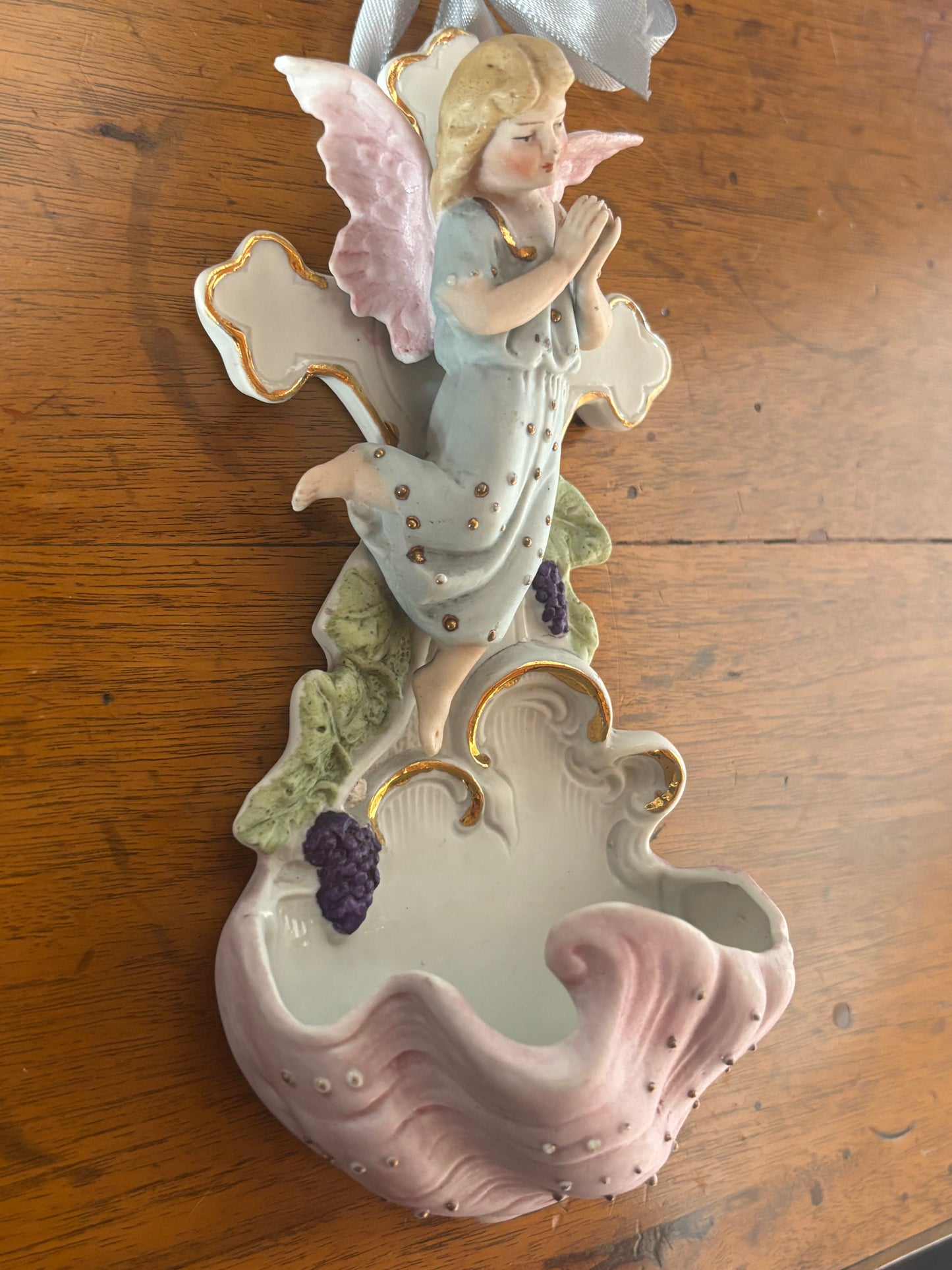 Acquasantiera in ceramica bisquit con angelo