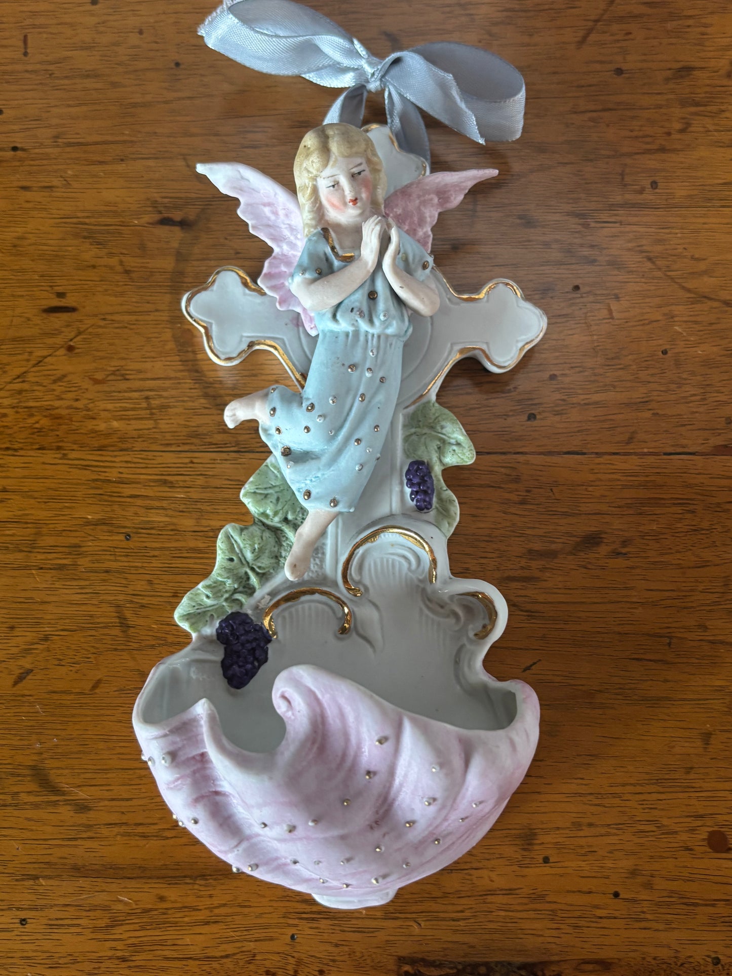 Acquasantiera in ceramica bisquit con angelo