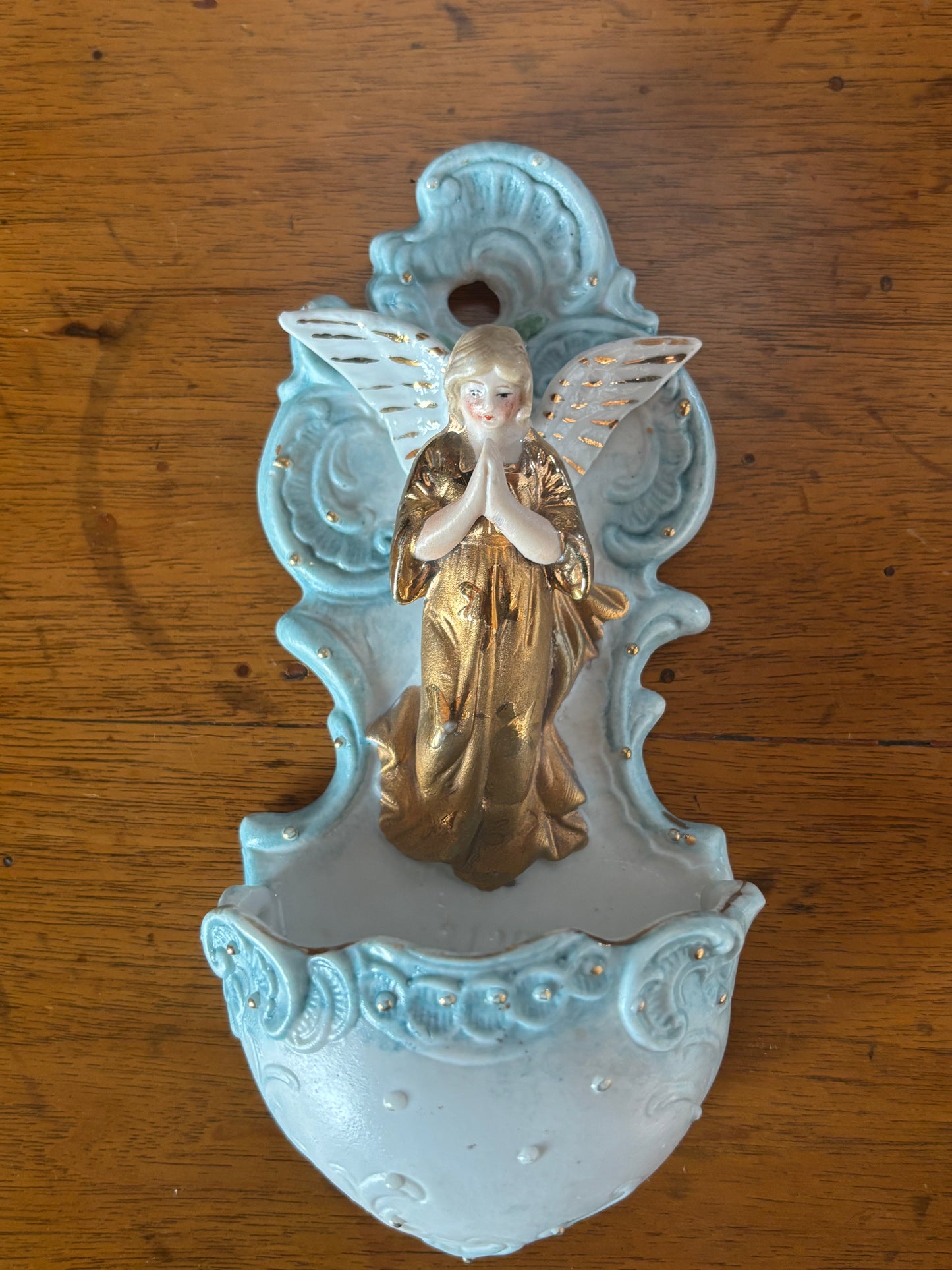 Acquasantiera in ceramica bisquit blu con angelo dorato