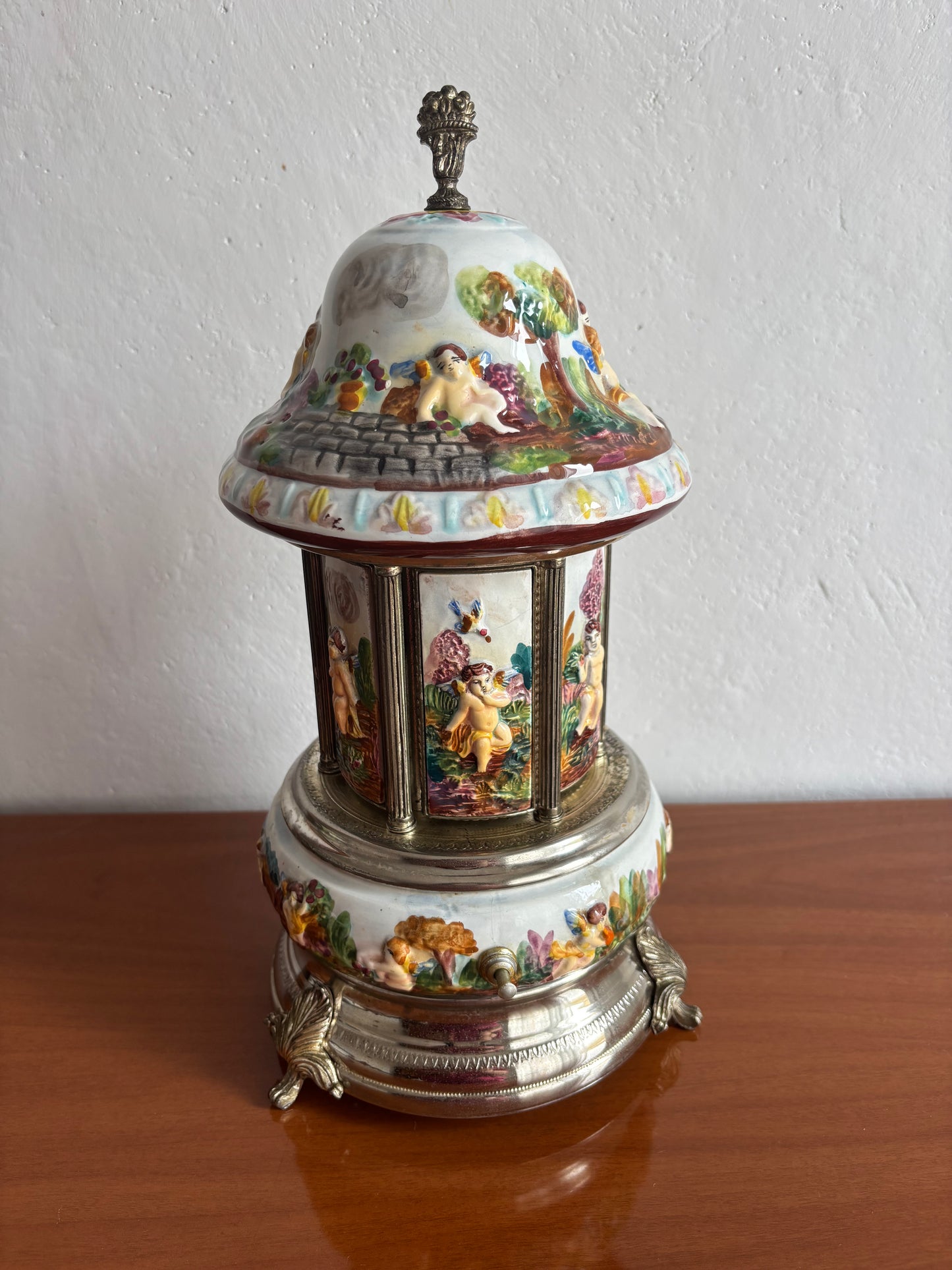 Portasigarette in ceramica stile Capodimonte con carillon funzionante