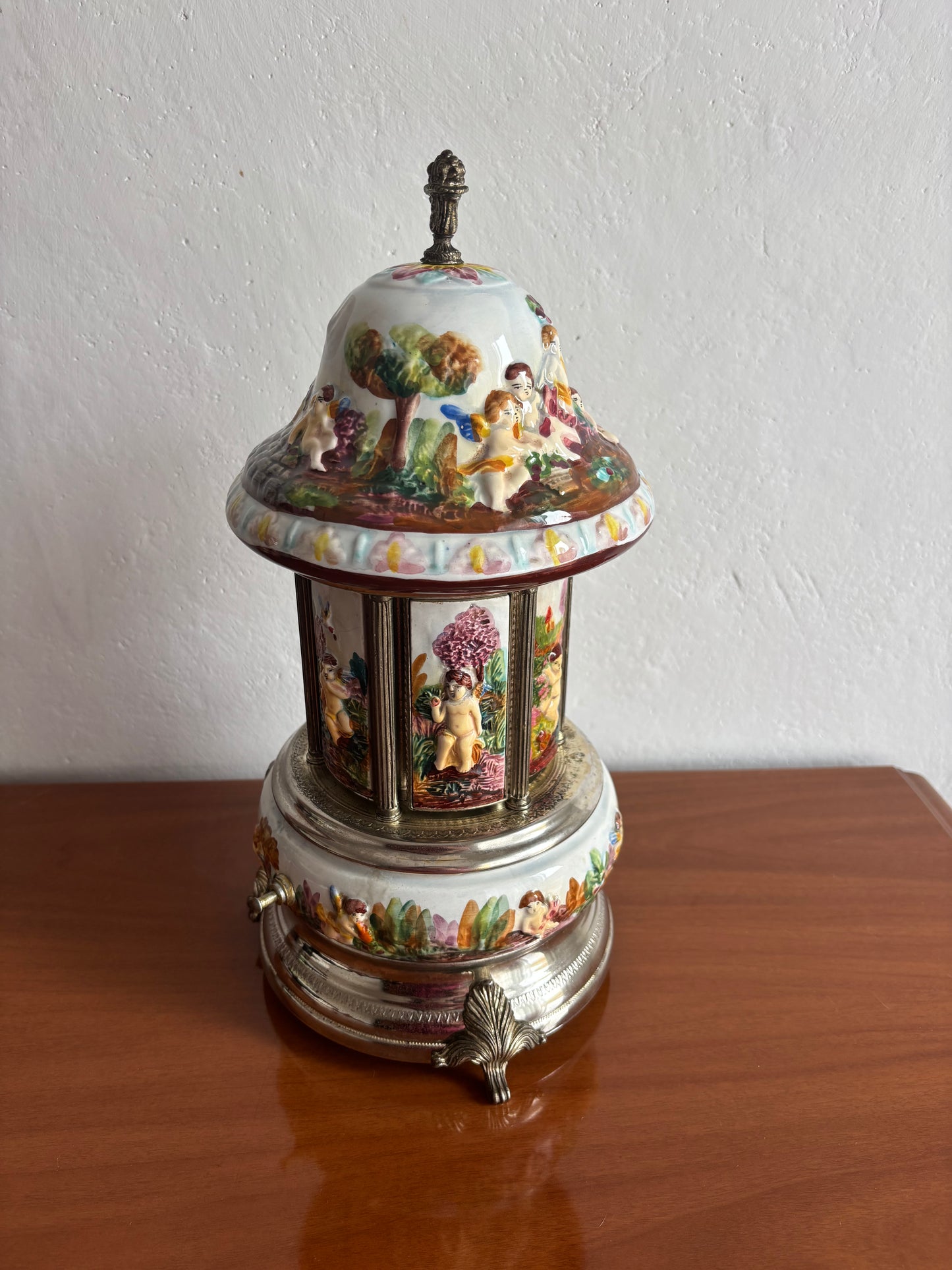 Portasigarette in ceramica stile Capodimonte con carillon funzionante