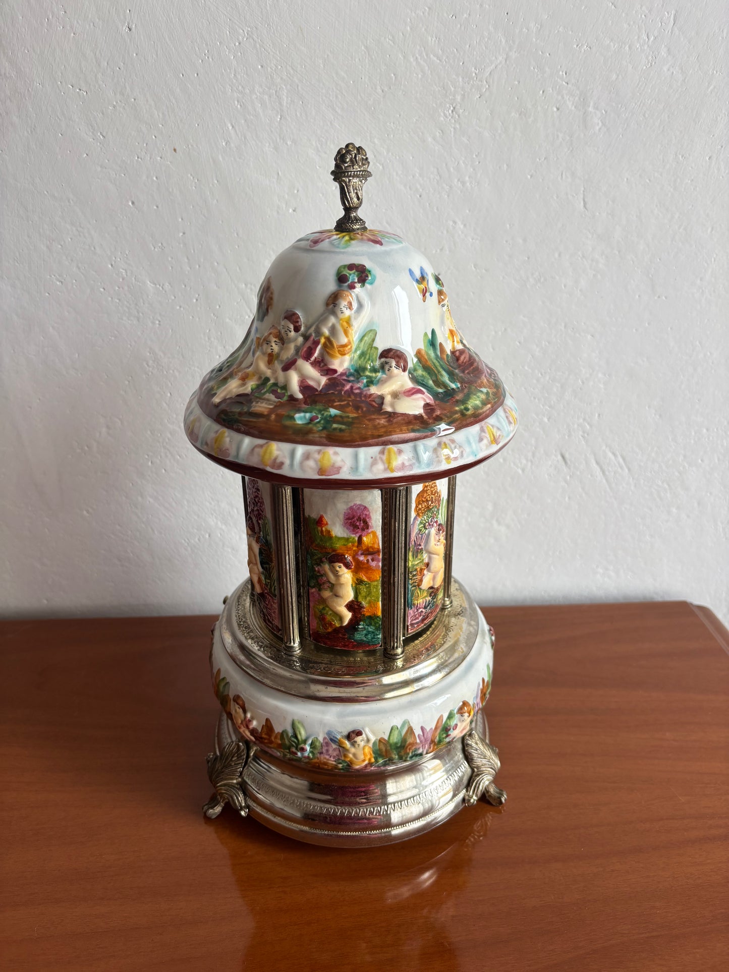 Portasigarette in ceramica stile Capodimonte con carillon funzionante