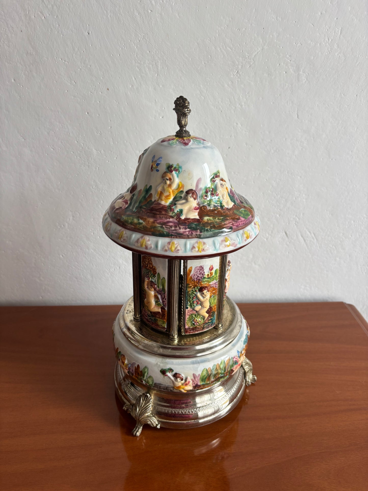 Portasigarette in ceramica stile Capodimonte con carillon funzionante