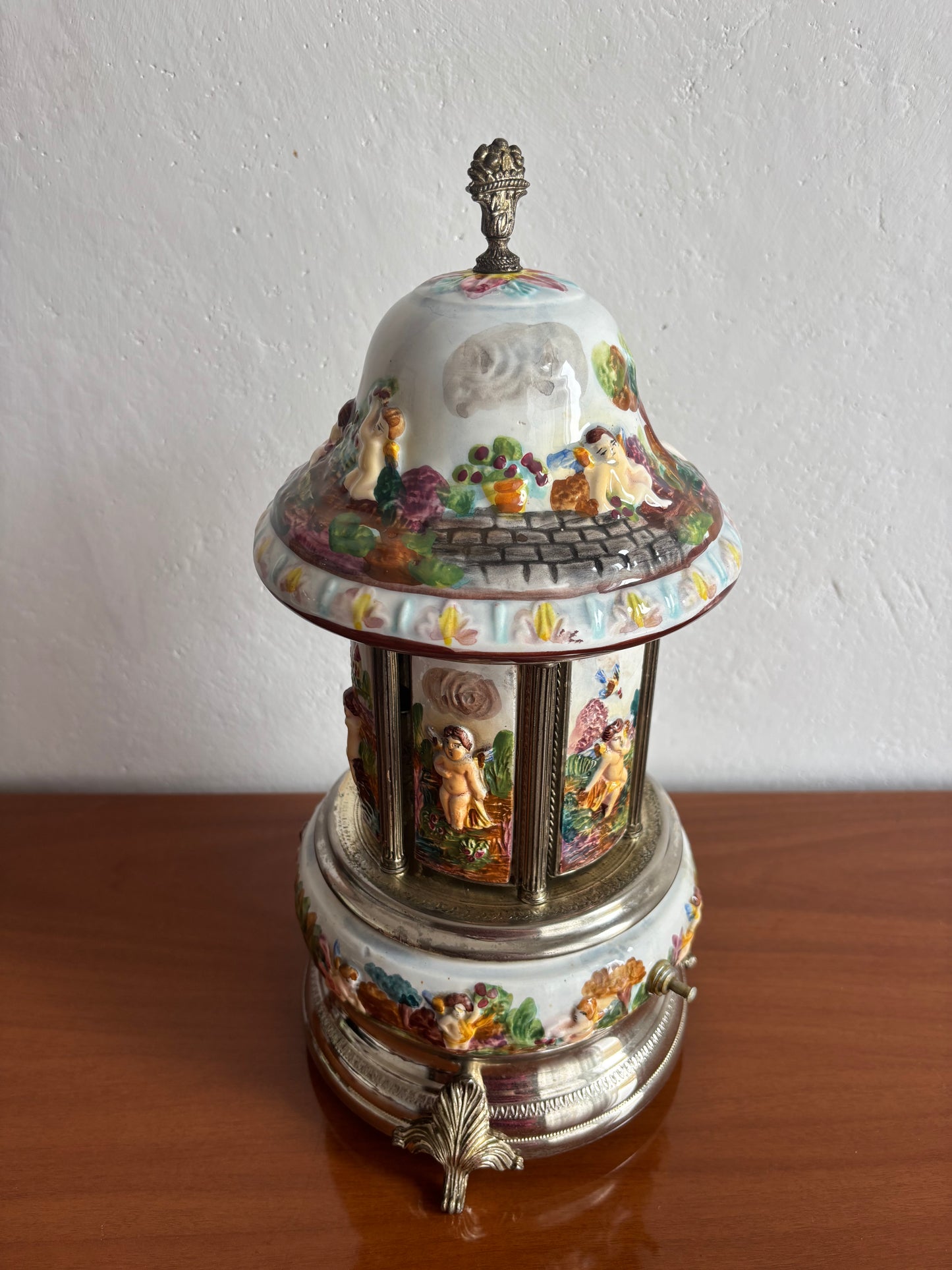Portasigarette in ceramica stile Capodimonte con carillon funzionante