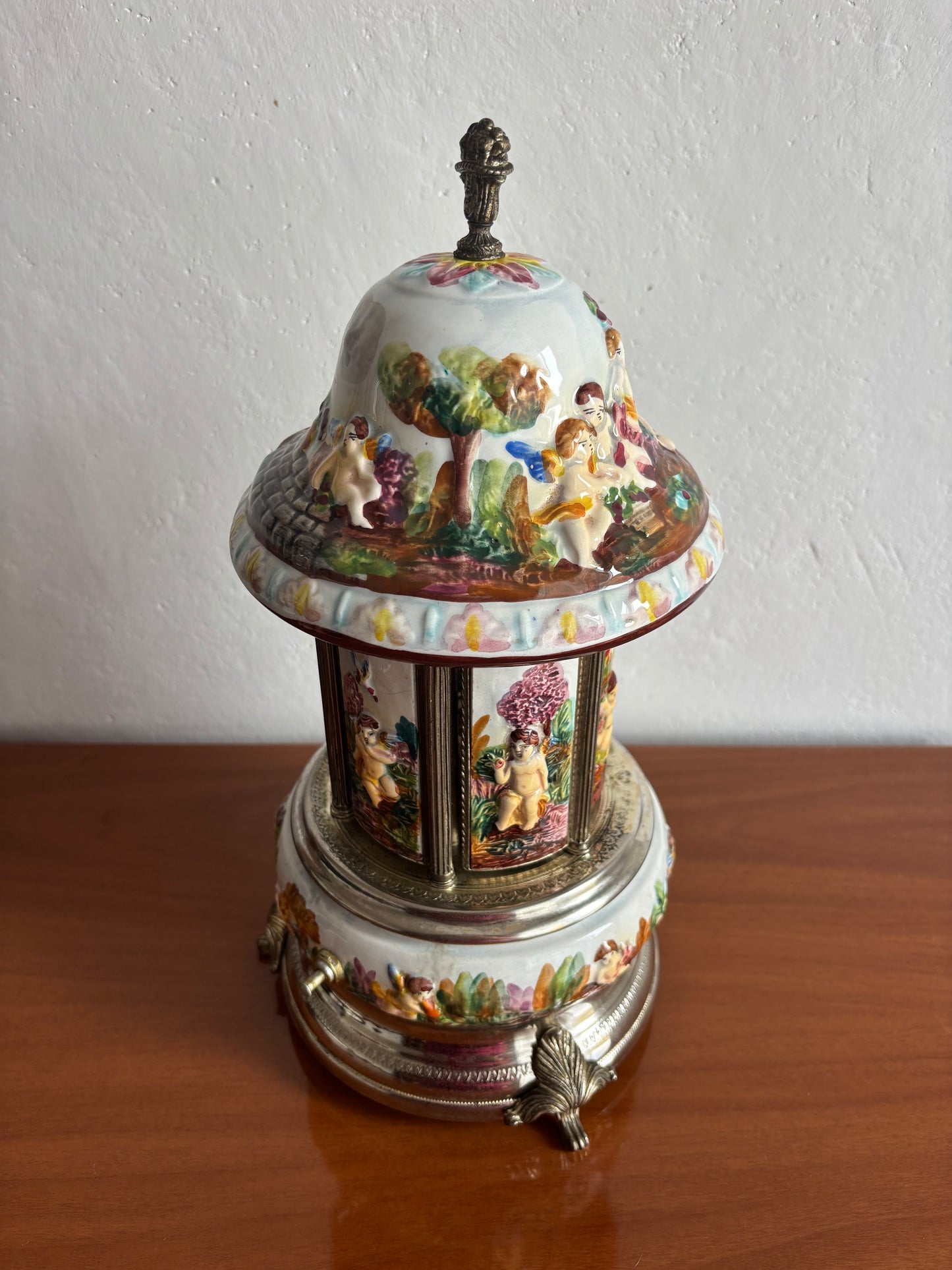 Portasigarette in ceramica stile Capodimonte con carillon funzionante