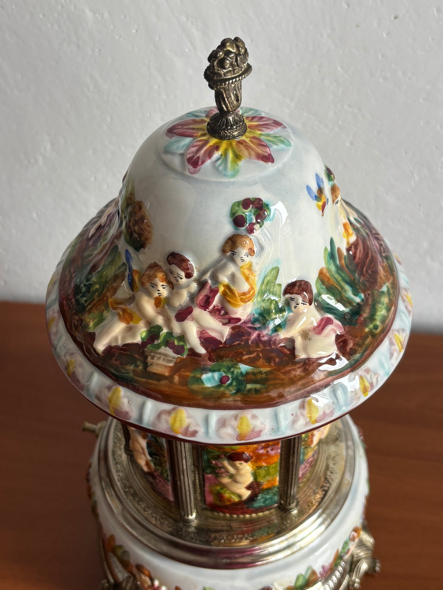 Portasigarette in ceramica stile Capodimonte con carillon funzionante