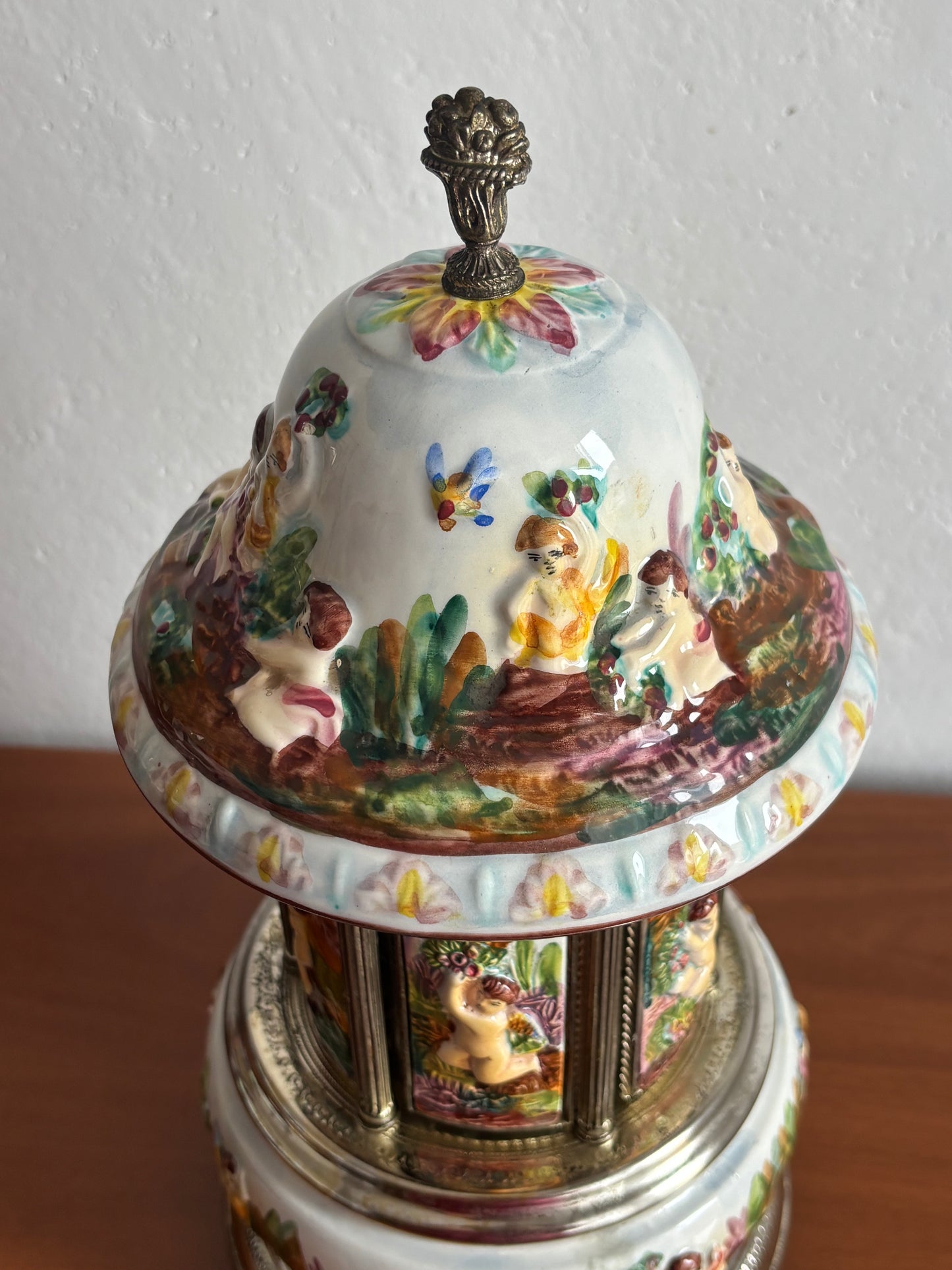 Portasigarette in ceramica stile Capodimonte con carillon funzionante