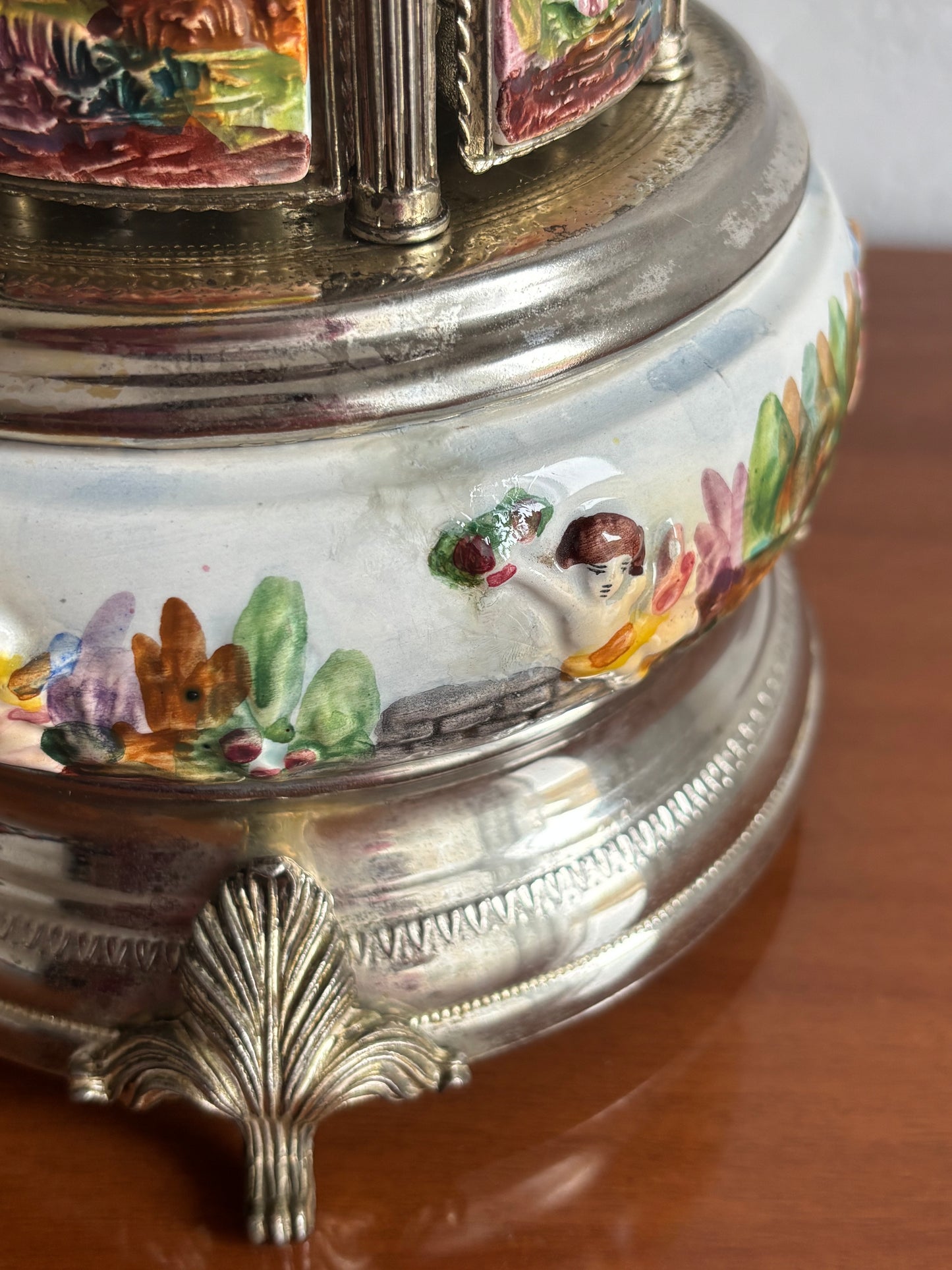 Portasigarette in ceramica stile Capodimonte con carillon funzionante