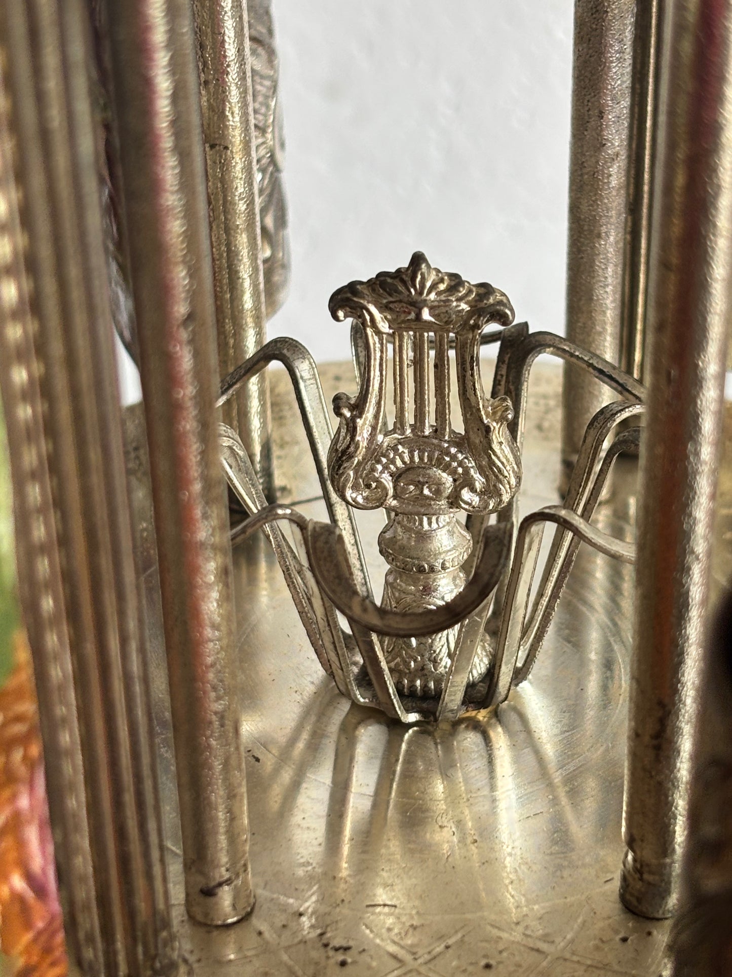 Portasigarette in ceramica stile Capodimonte con carillon funzionante