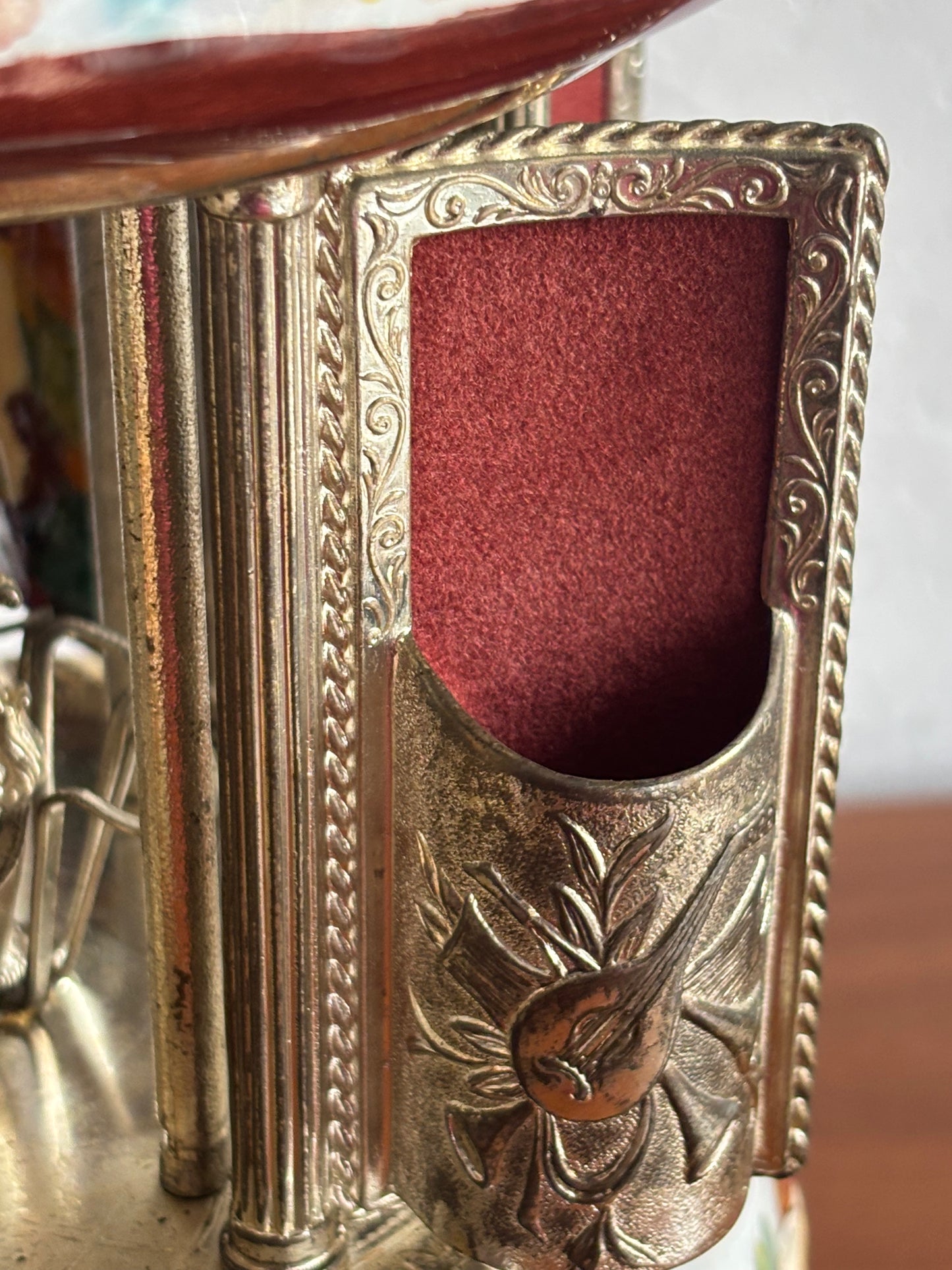 Portasigarette in ceramica stile Capodimonte con carillon funzionante