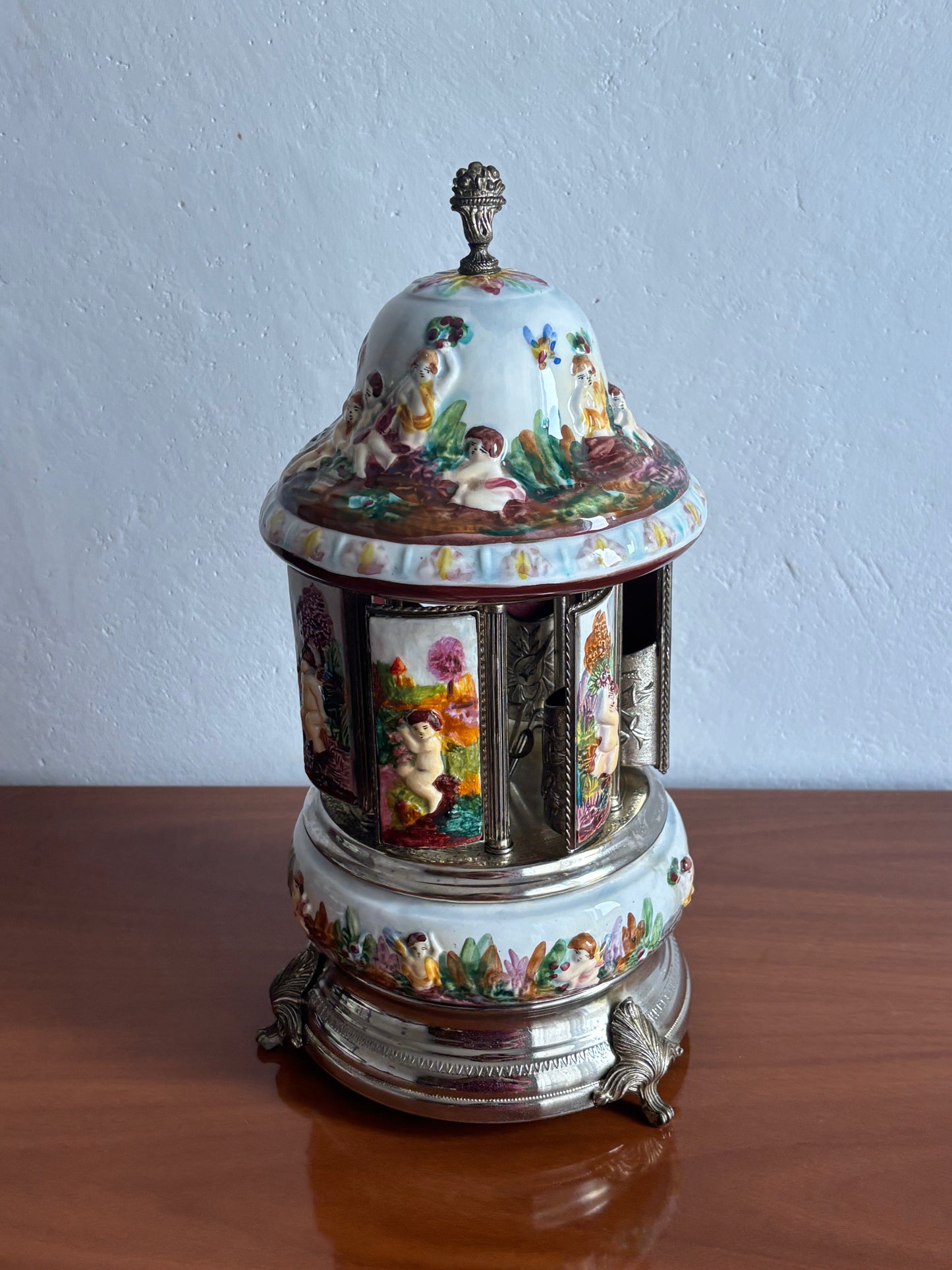 Portasigarette in ceramica stile Capodimonte con carillon funzionante