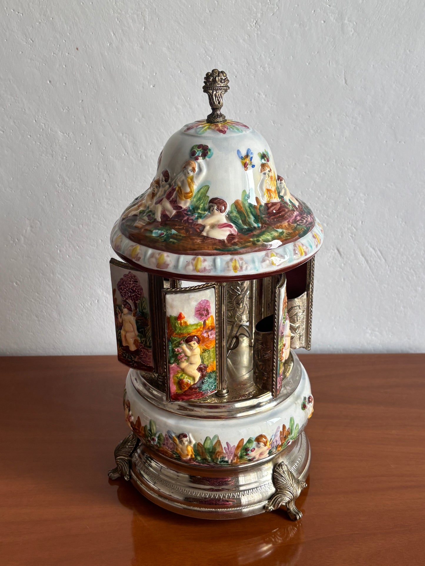 Portasigarette in ceramica stile Capodimonte con carillon funzionante