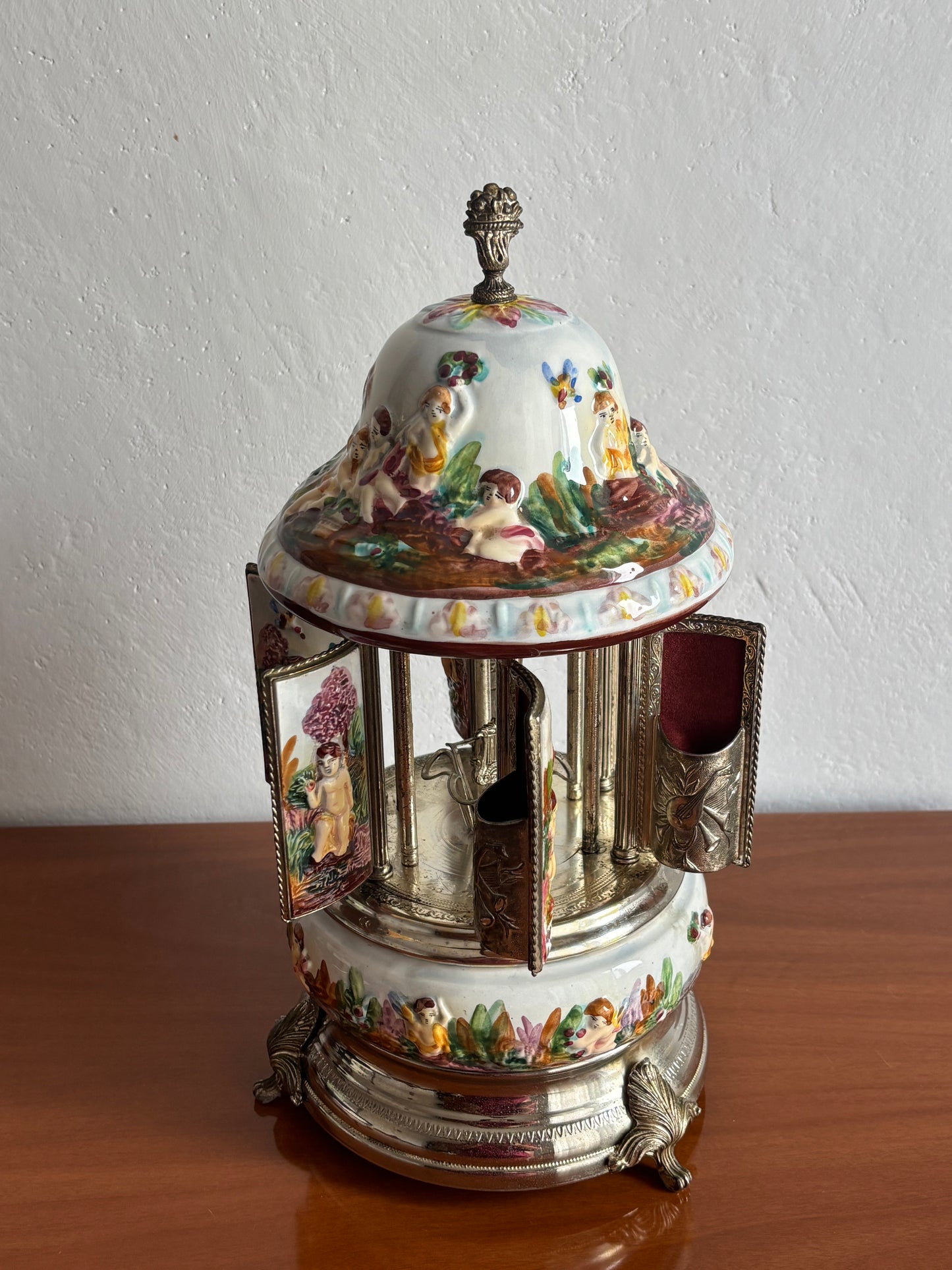 Portasigarette in ceramica stile Capodimonte con carillon funzionante