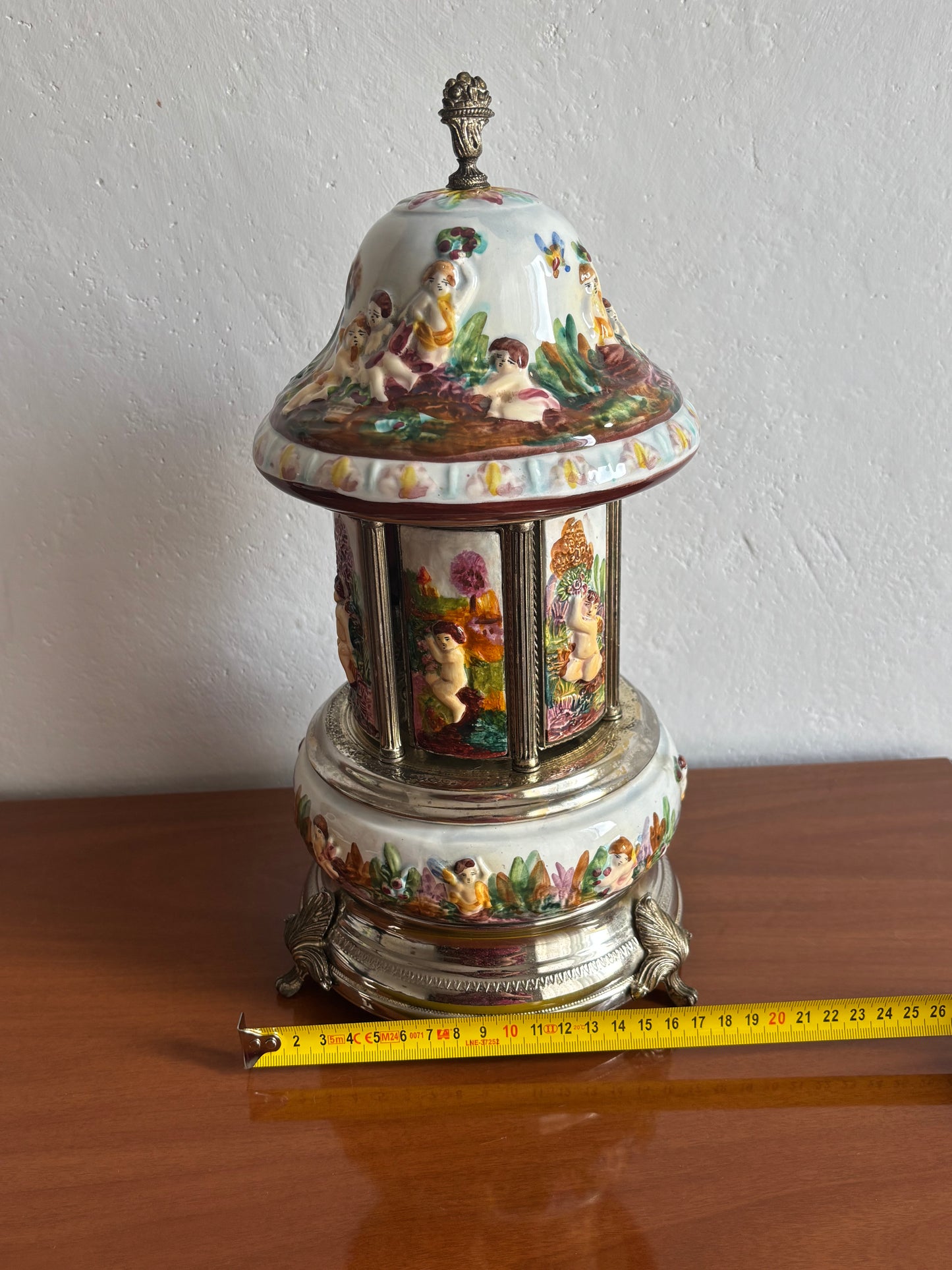 Portasigarette in ceramica stile Capodimonte con carillon funzionante