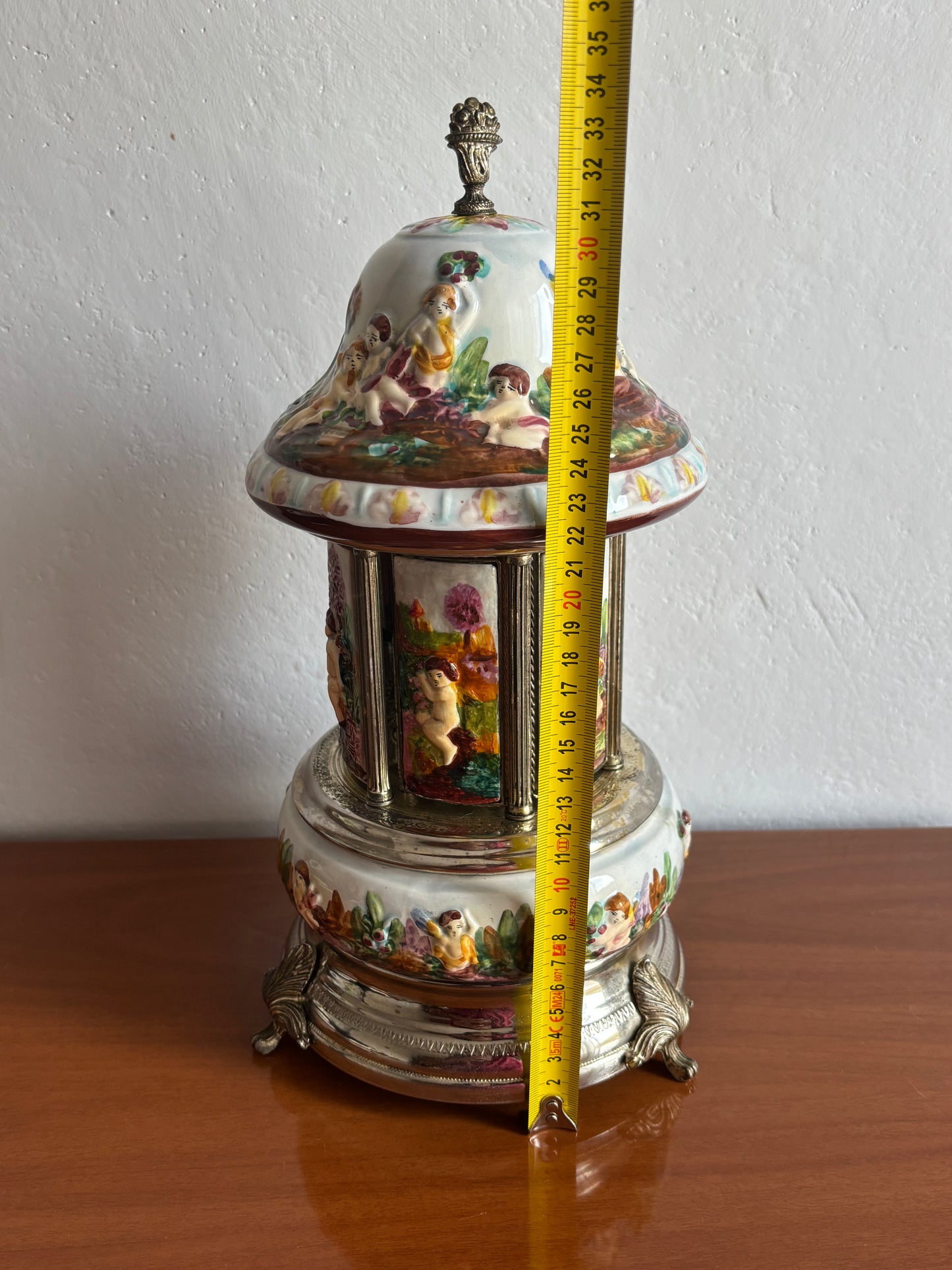 Portasigarette in ceramica stile Capodimonte con carillon funzionante