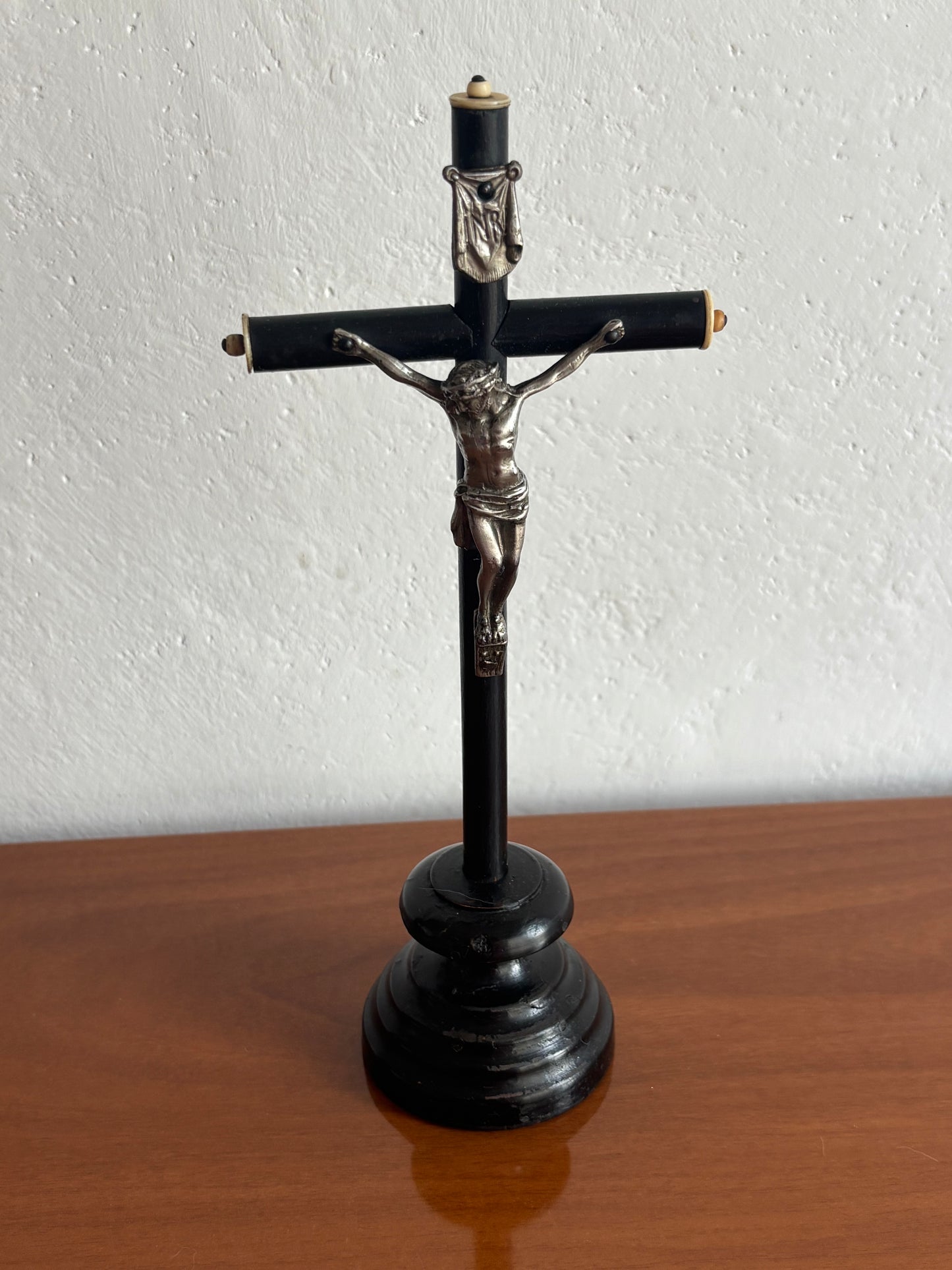 Crocefisso in legno con Cristo in metallo