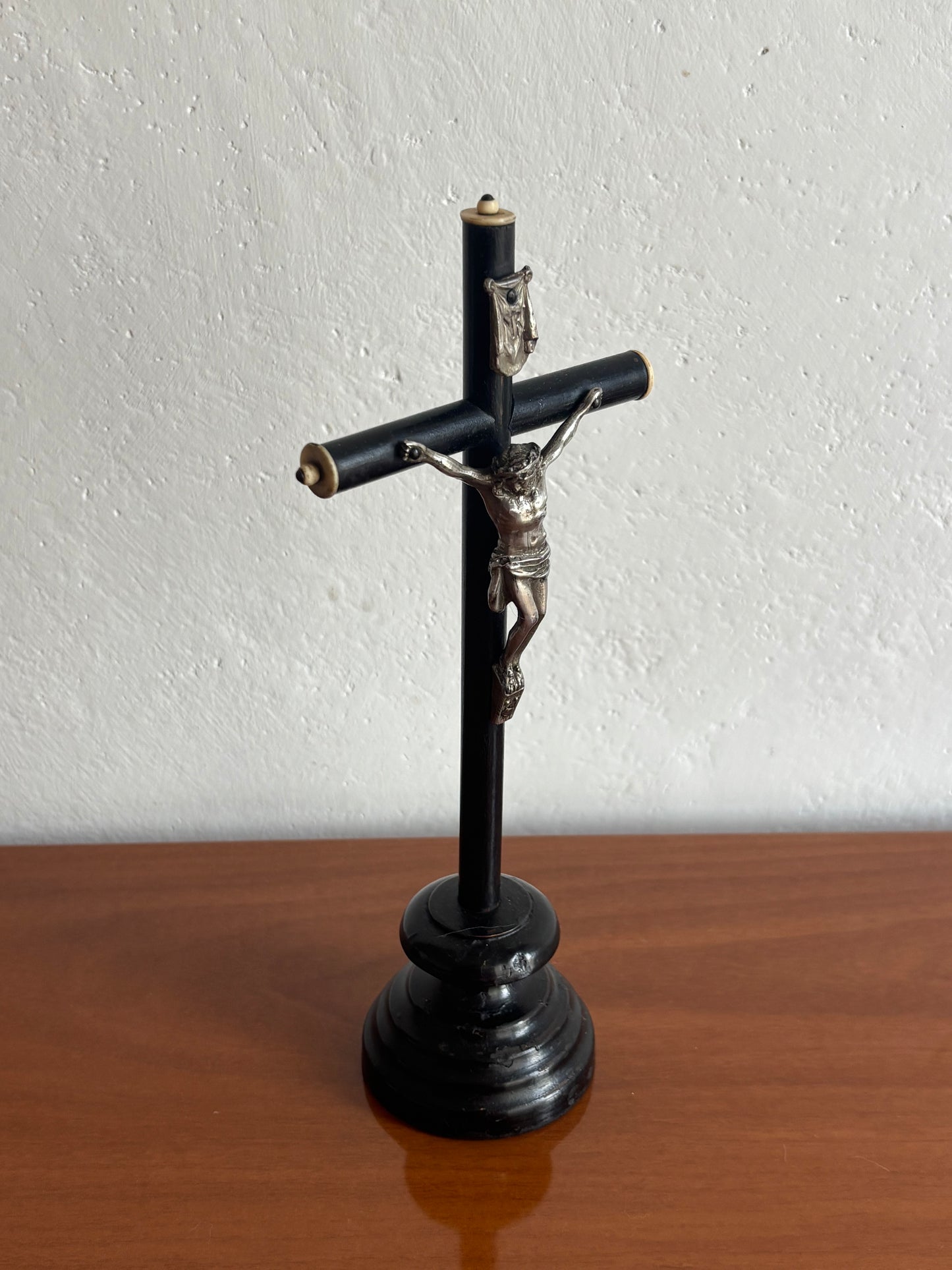 Crocefisso in legno con Cristo in metallo