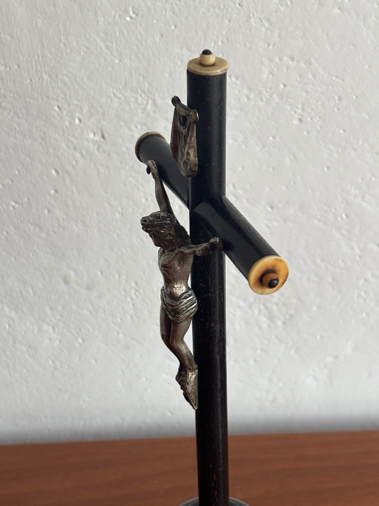 Crocefisso in legno con Cristo in metallo