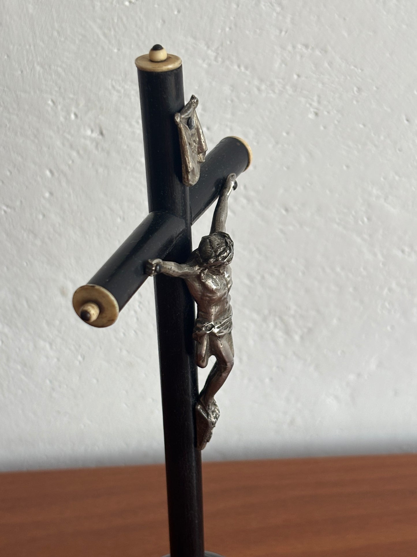 Crocefisso in legno con Cristo in metallo