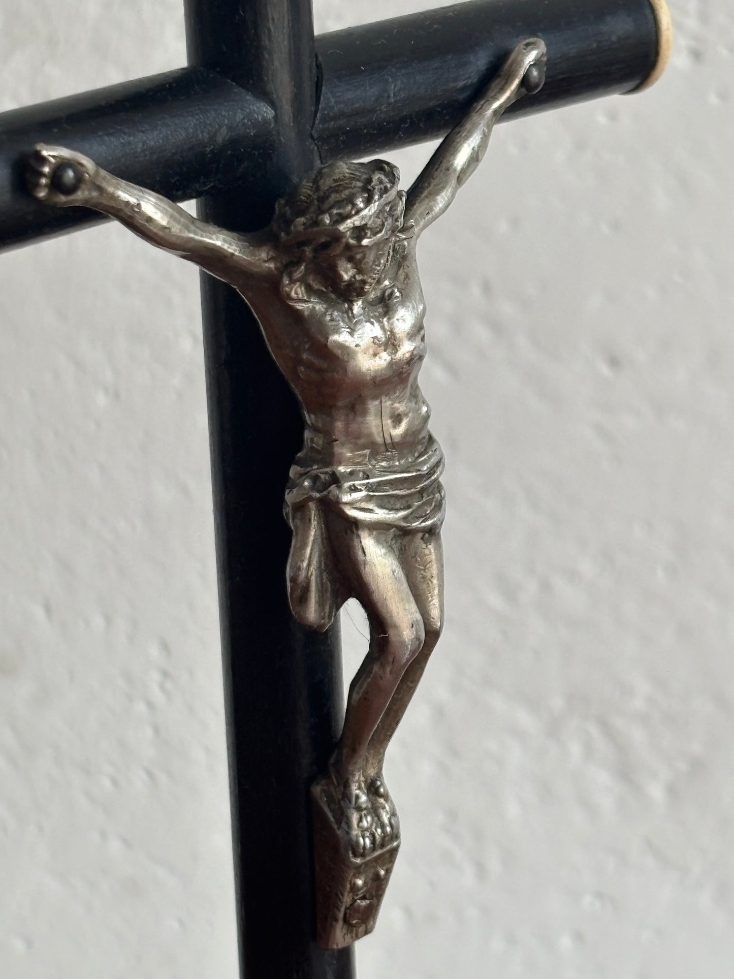 Crocefisso in legno con Cristo in metallo