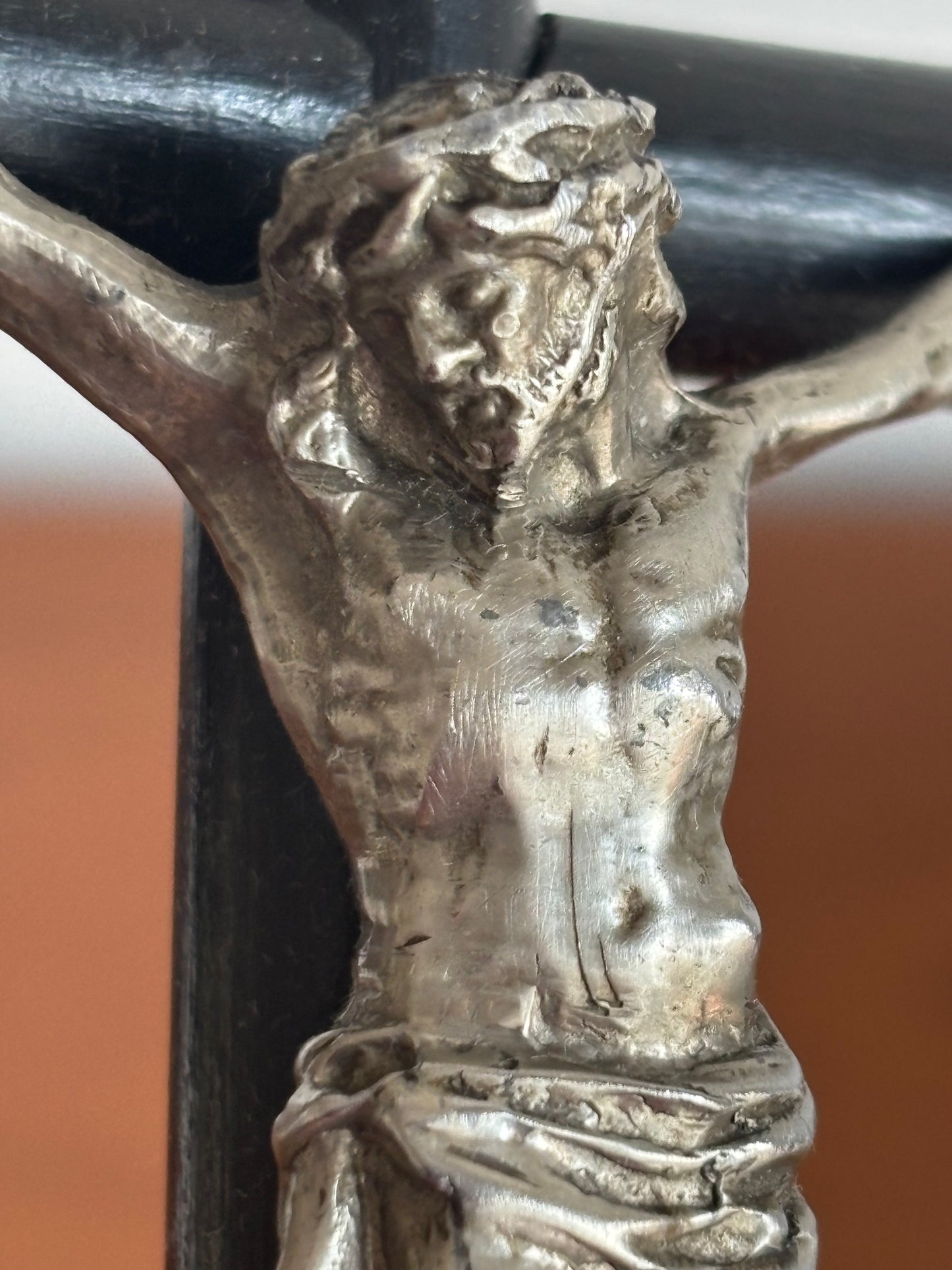 Crocefisso in legno con Cristo in metallo