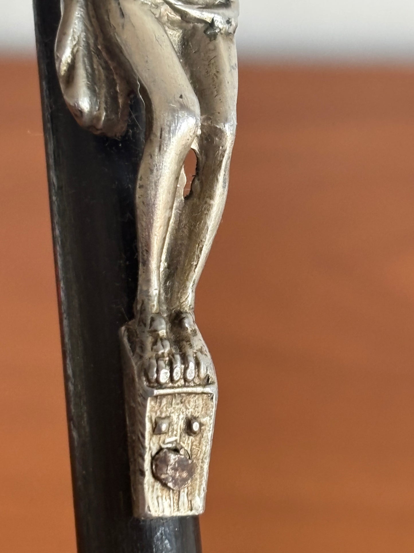 Crocefisso in legno con Cristo in metallo