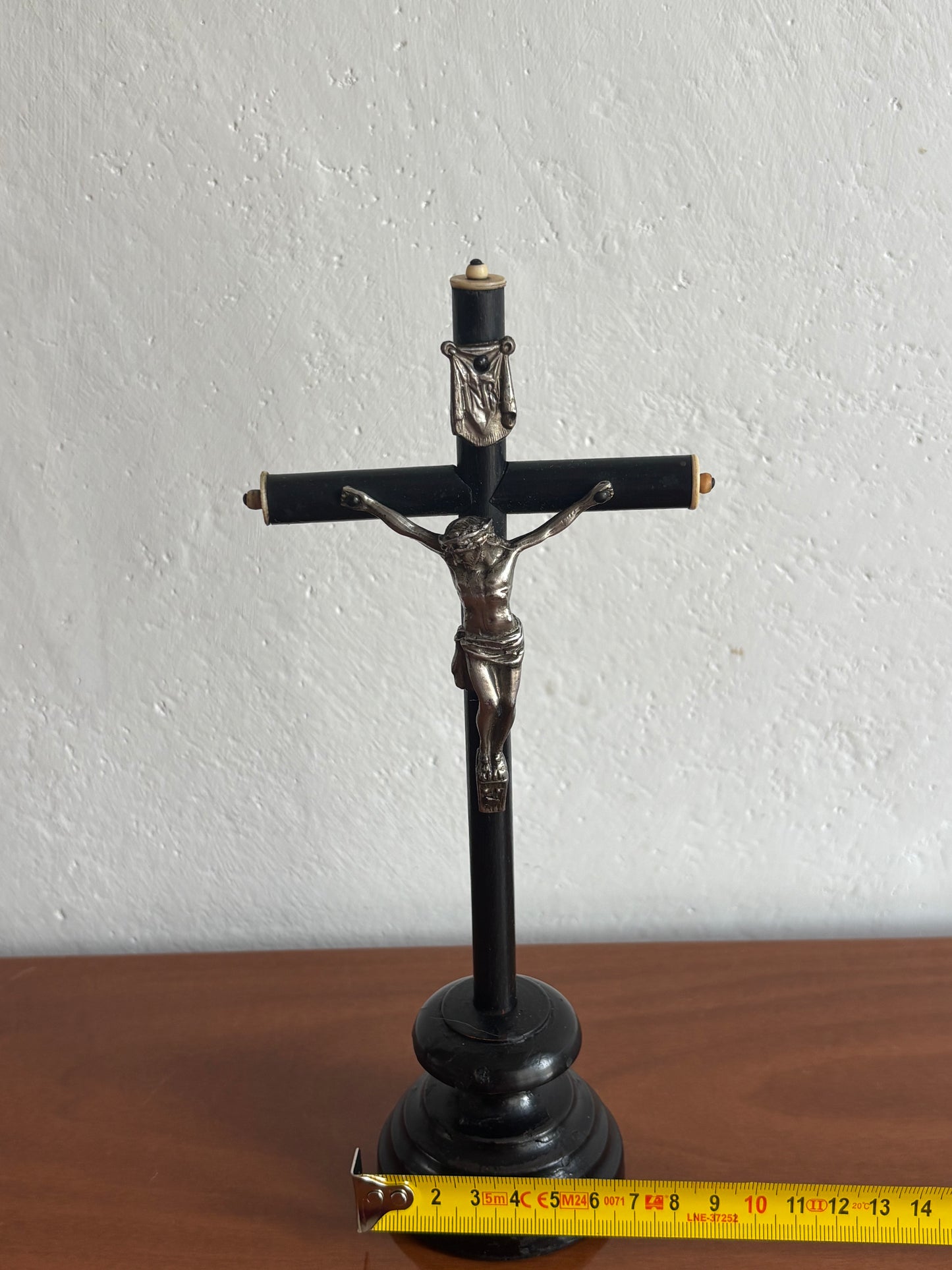 Crocefisso in legno con Cristo in metallo