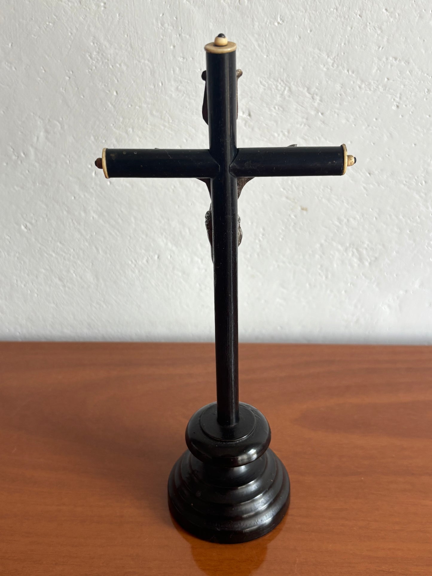 Crocefisso in legno con Cristo in metallo