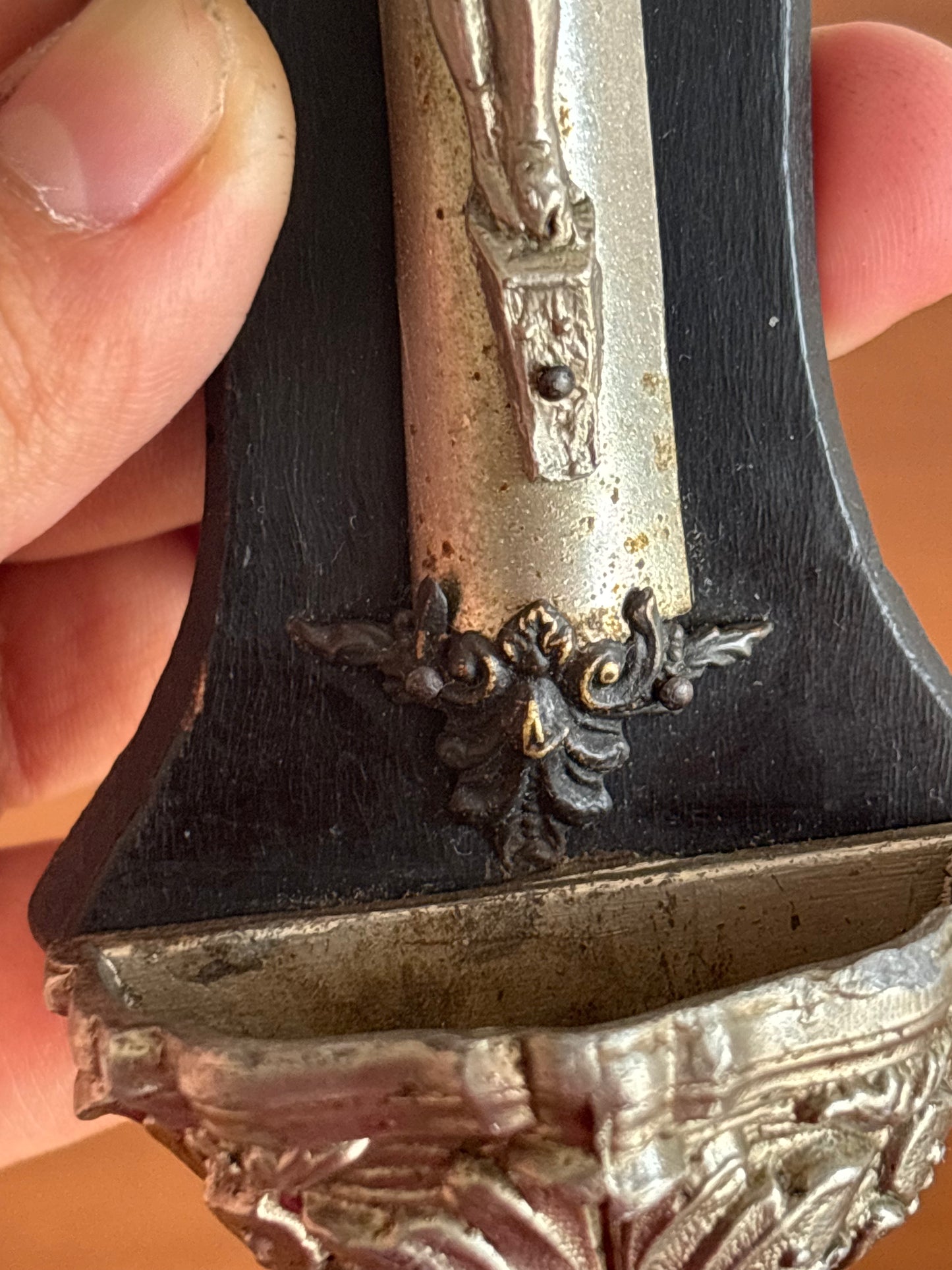 Acquasantiera in legno con Cristo in metallo