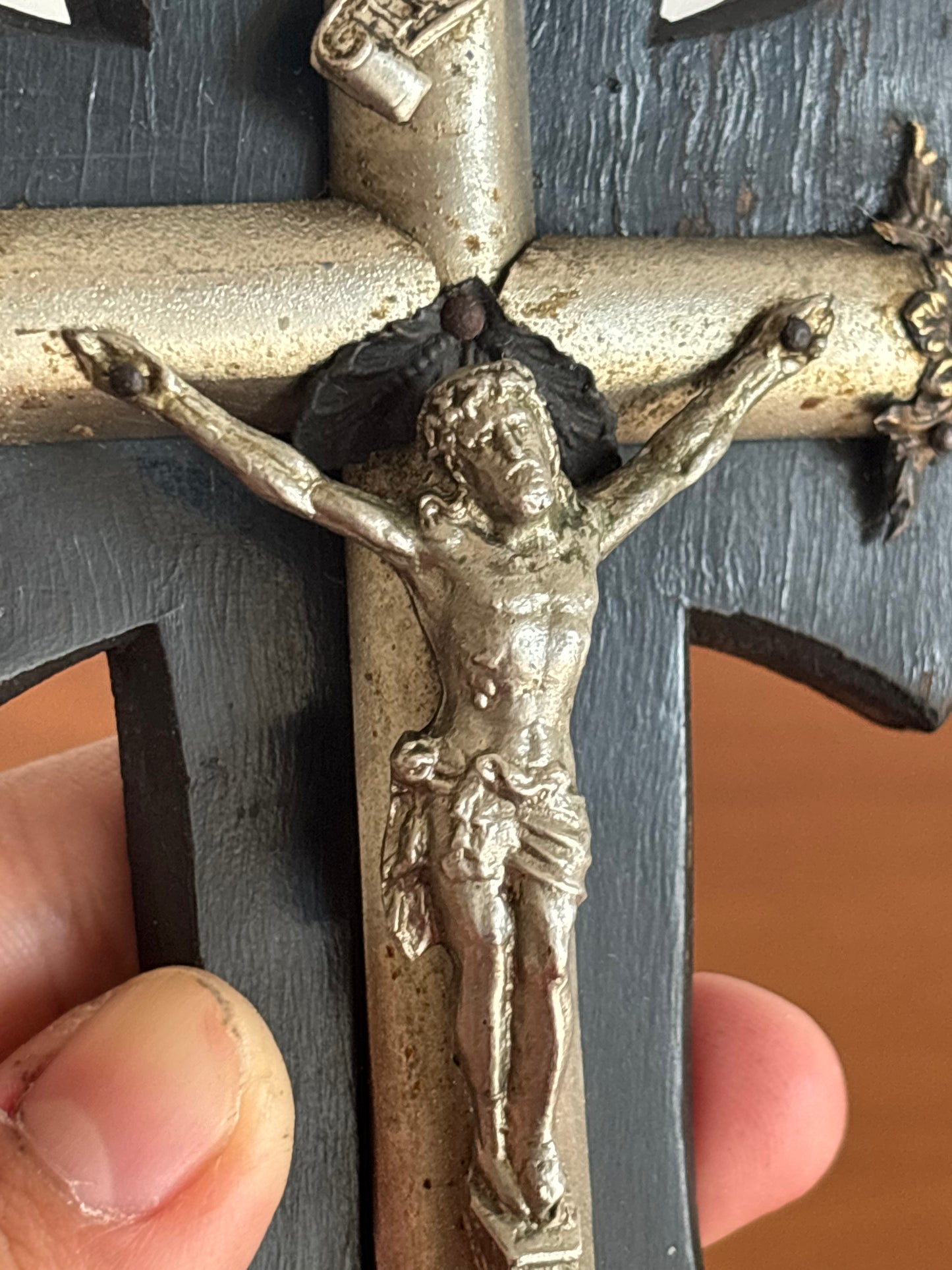 Acquasantiera in legno con Cristo in metallo