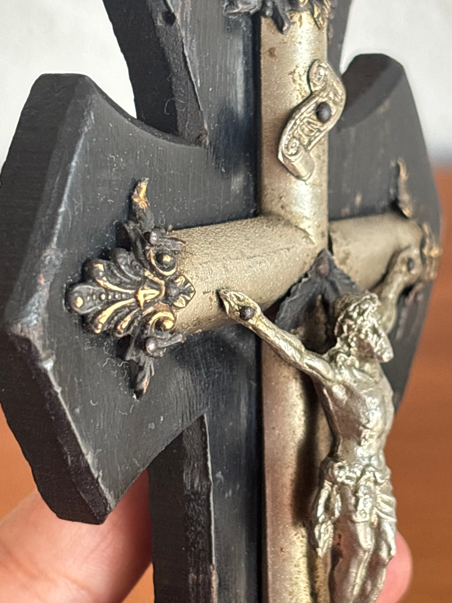 Acquasantiera in legno con Cristo in metallo