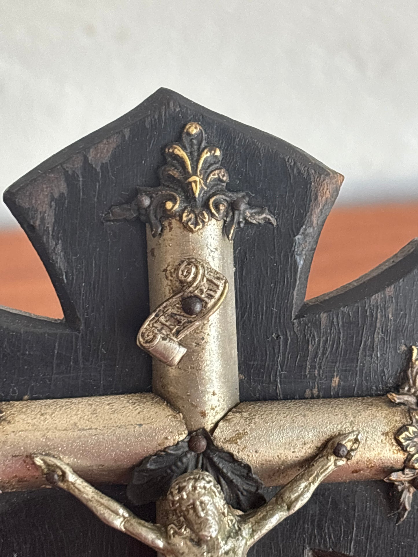 Acquasantiera in legno con Cristo in metallo