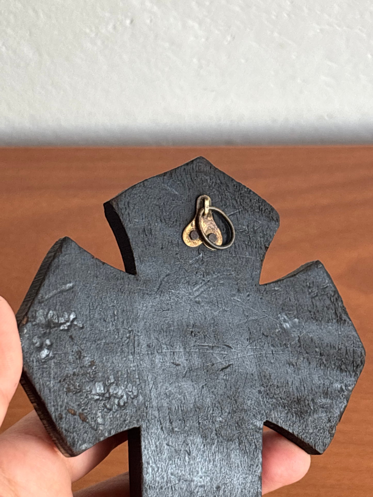 Acquasantiera in legno con Cristo in metallo