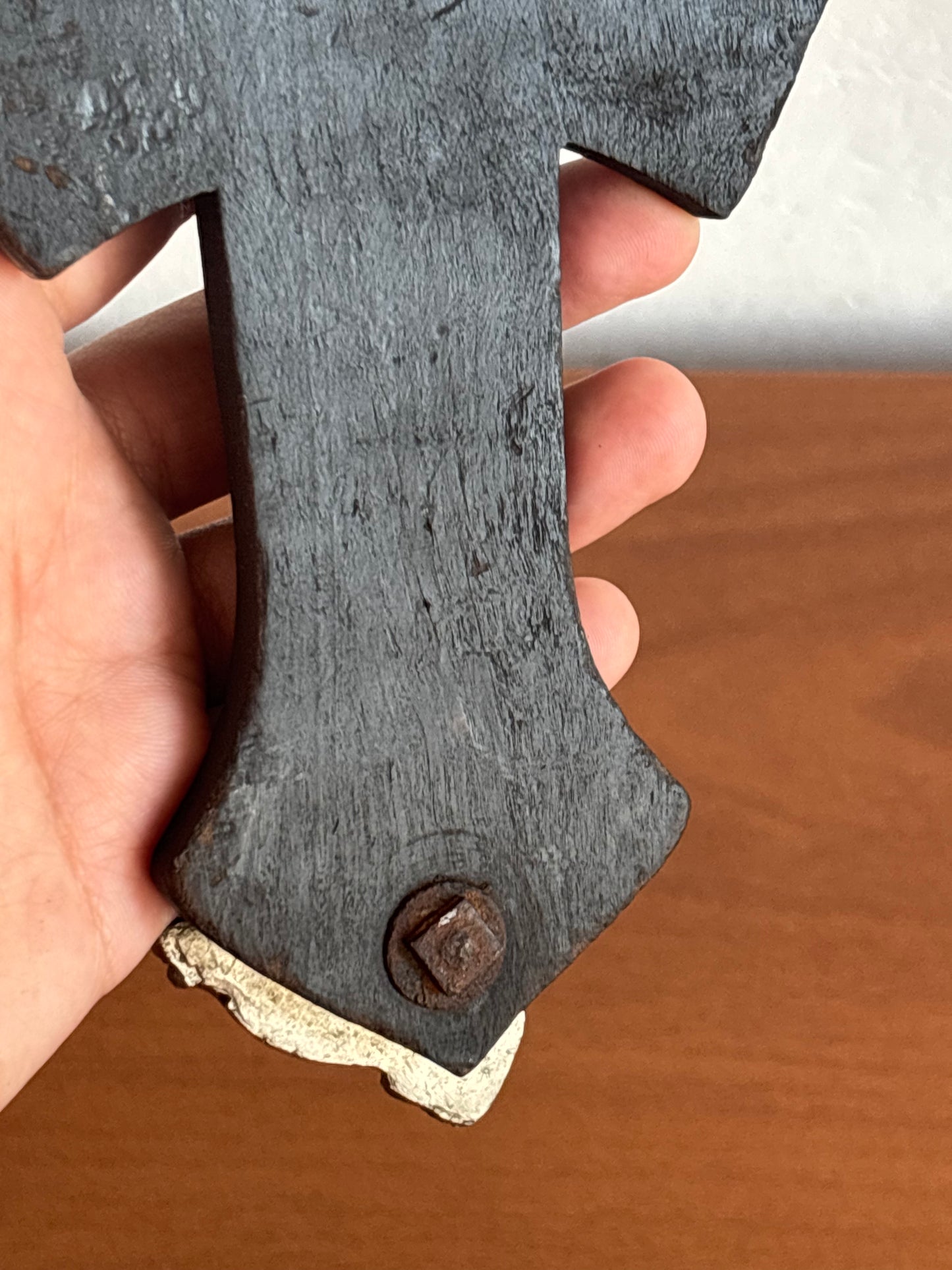 Acquasantiera in legno con Cristo in metallo