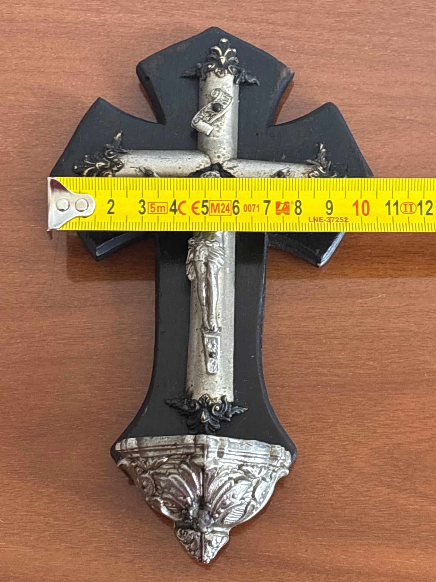Acquasantiera in legno con Cristo in metallo