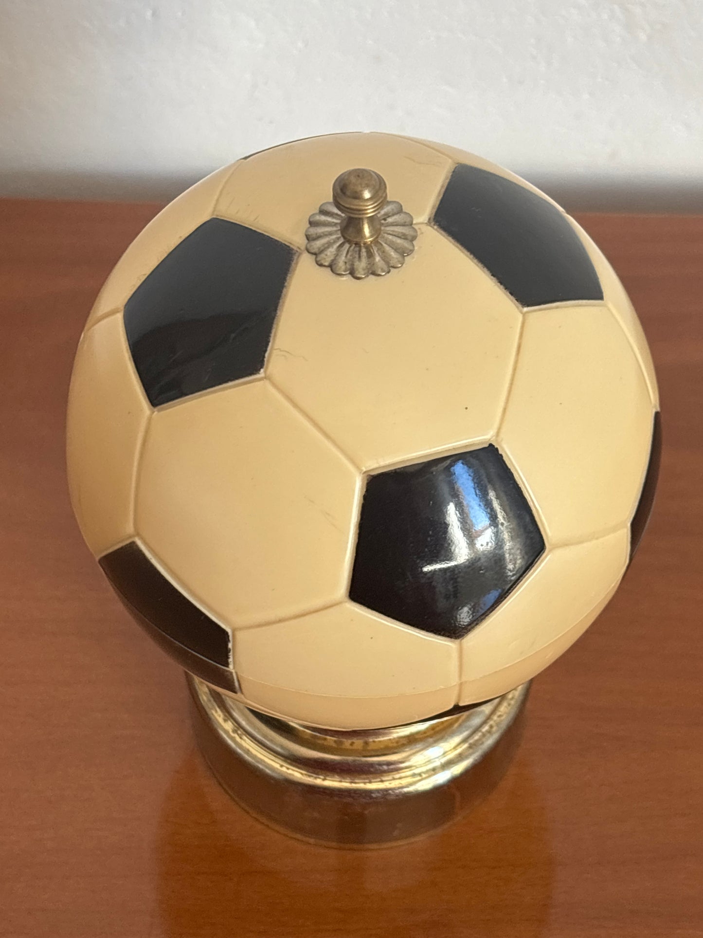 Portasigarette a forma di pallone con carillon funzionante