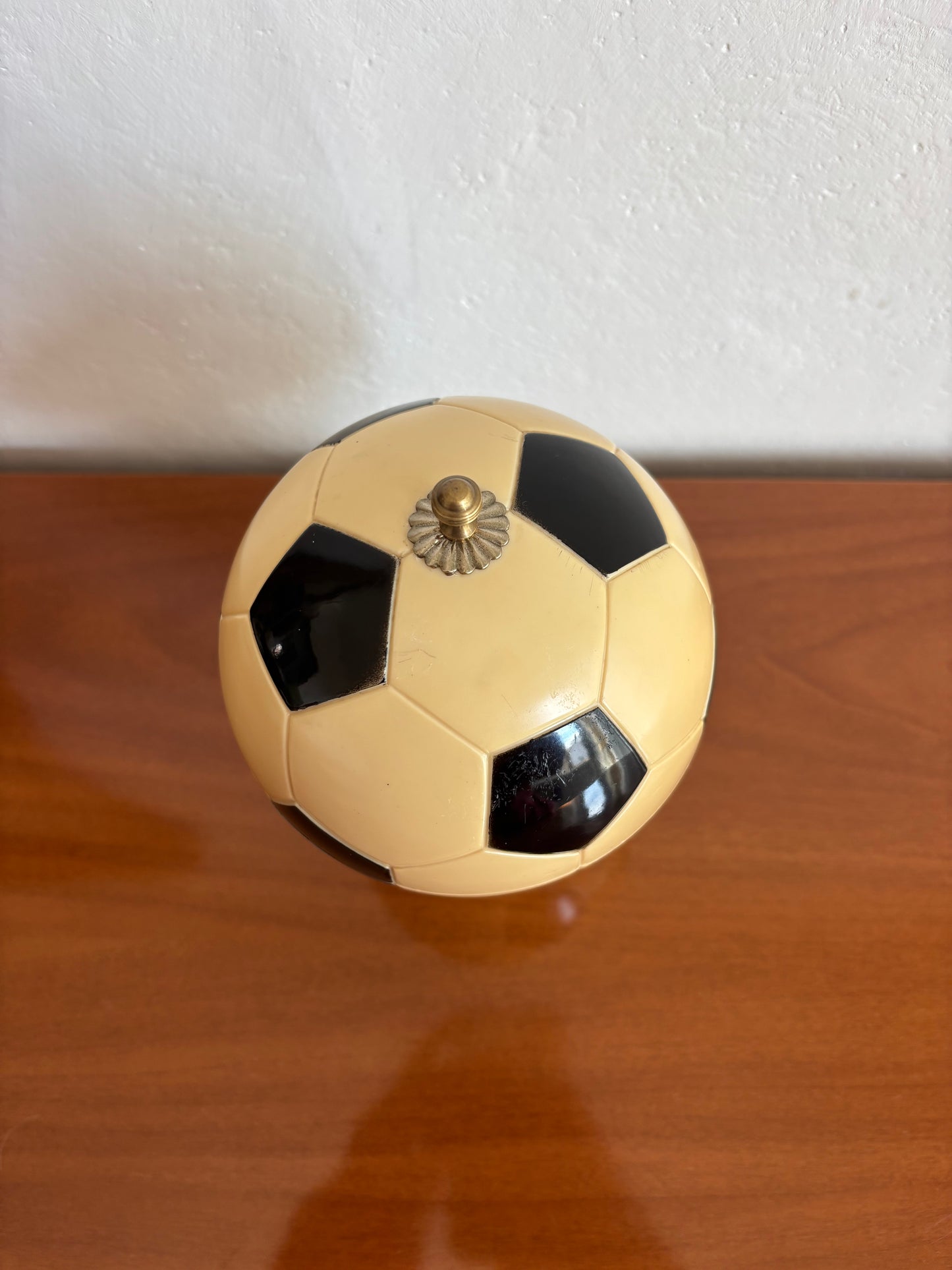 Portasigarette a forma di pallone con carillon funzionante