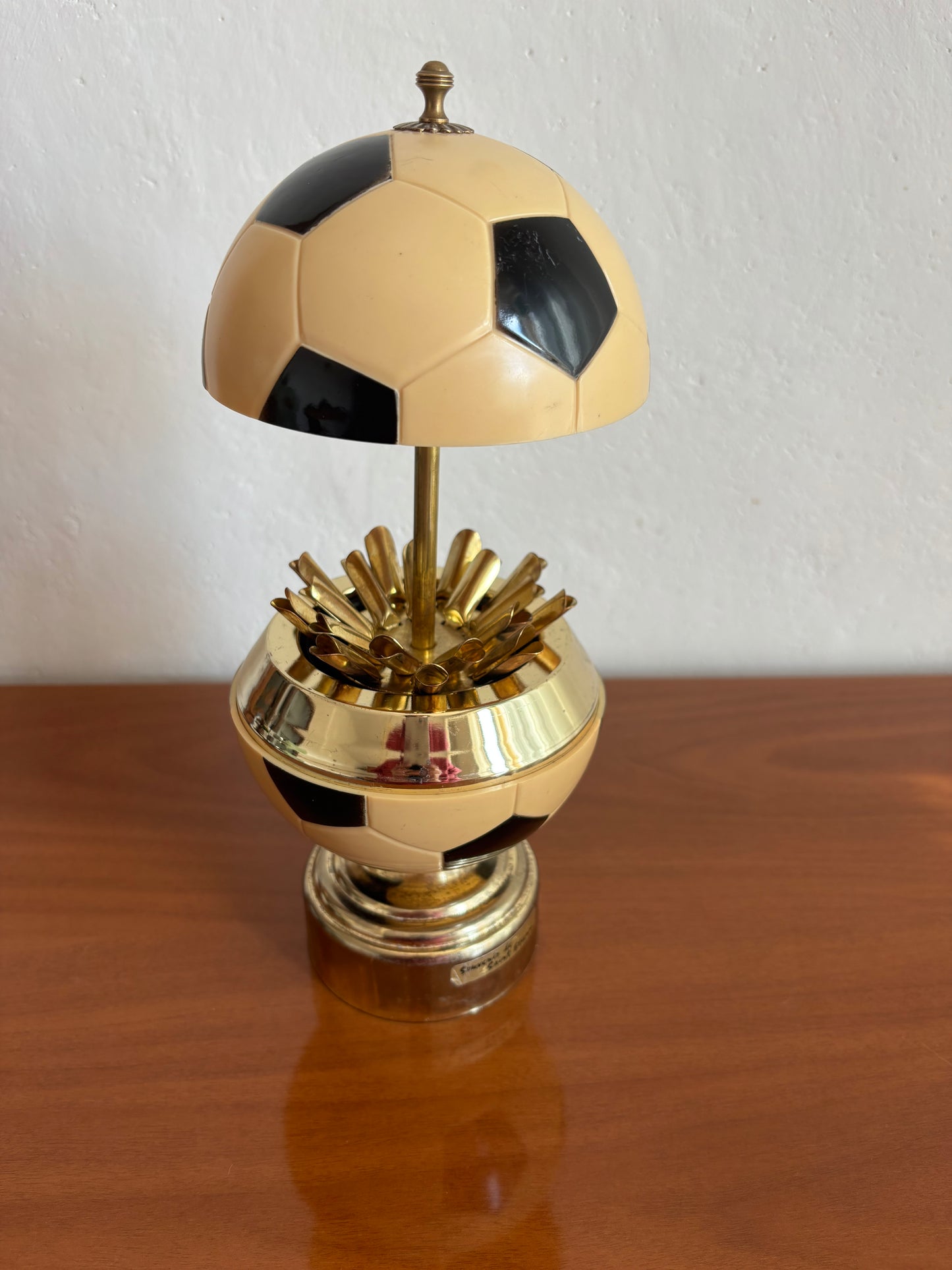 Portasigarette a forma di pallone con carillon funzionante