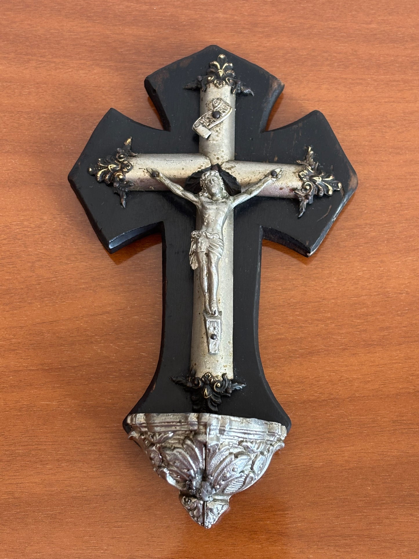 Acquasantiera in legno con Cristo in metallo