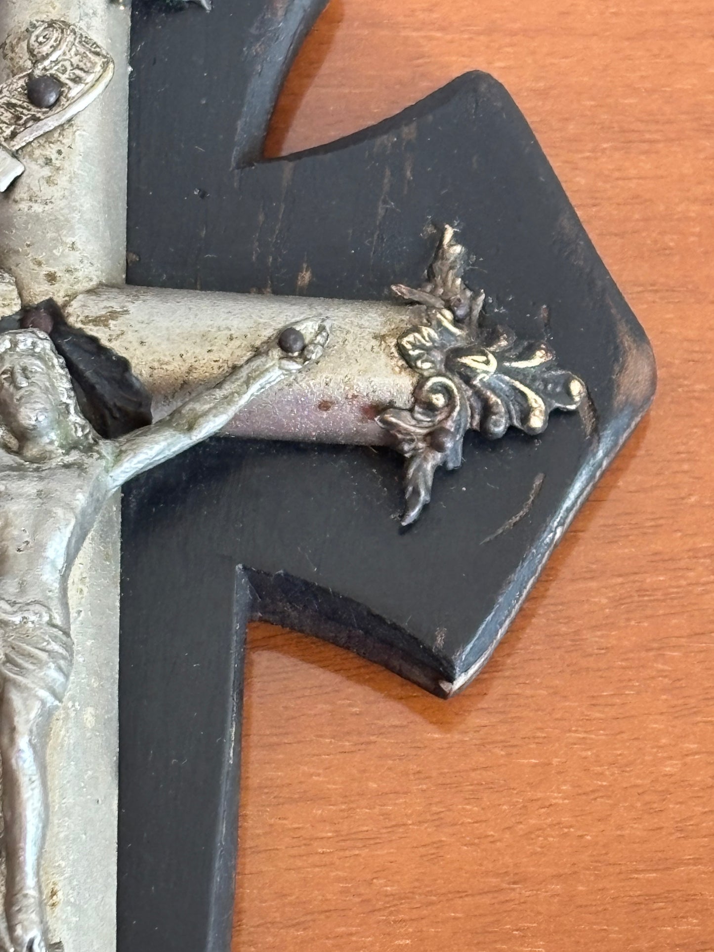 Acquasantiera in legno con Cristo in metallo