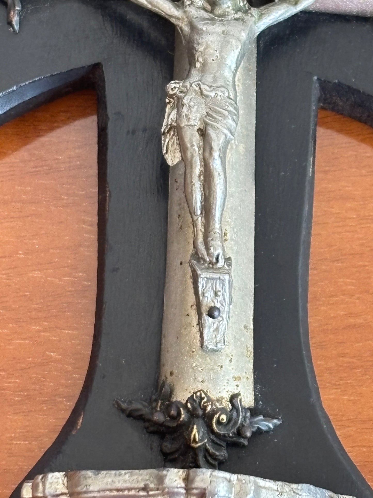 Acquasantiera in legno con Cristo in metallo