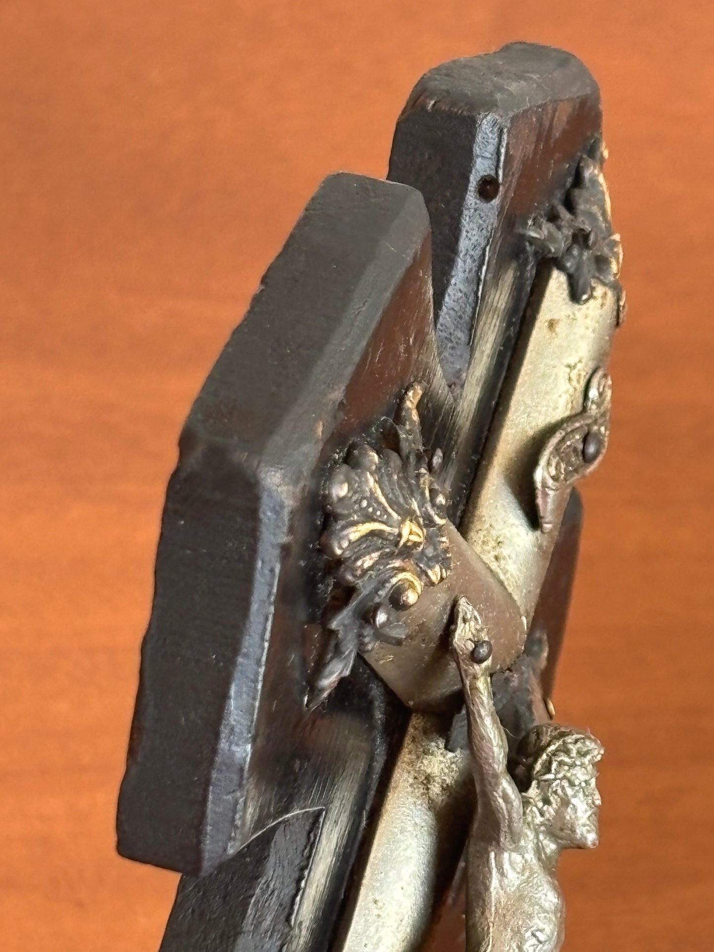 Acquasantiera in legno con Cristo in metallo