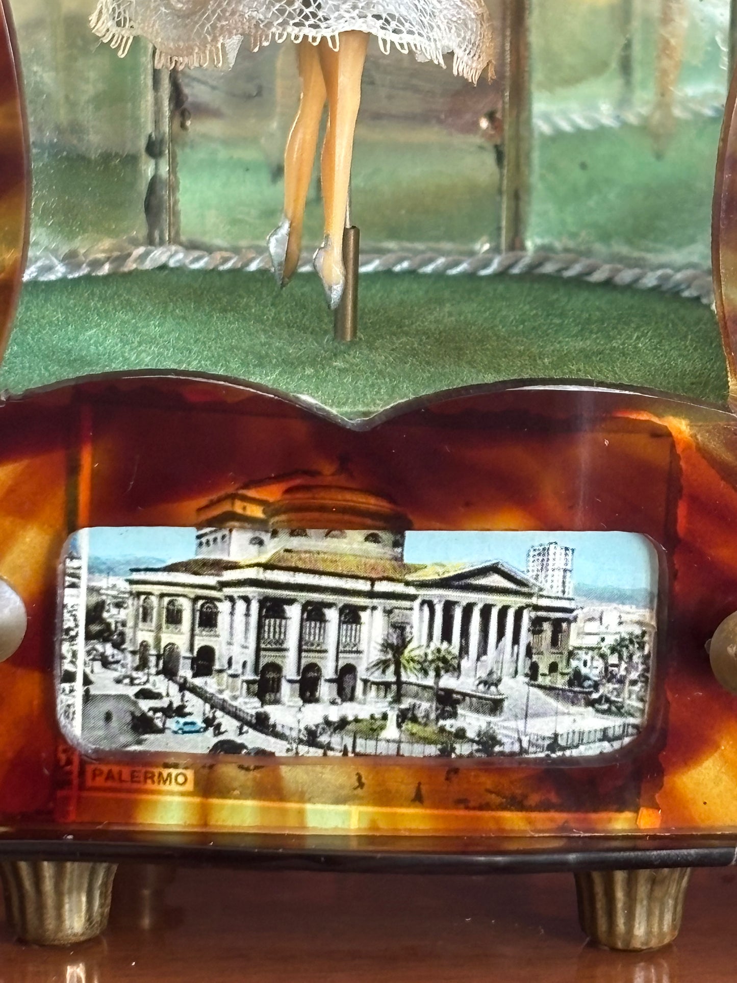 Portagioie vintage a forma di mobile bar con carillon