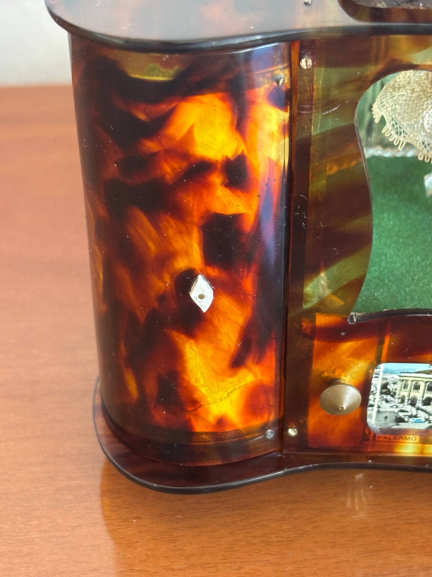 Portagioie vintage a forma di mobile bar con carillon