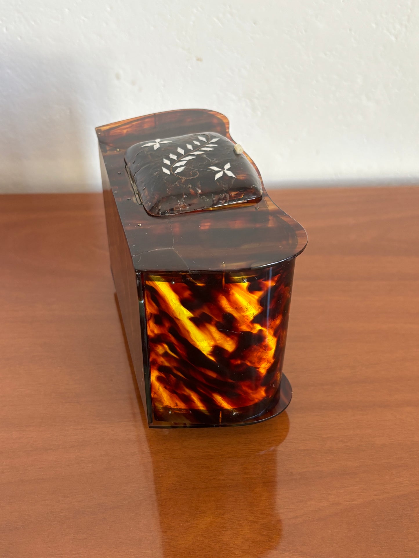 Portagioie vintage a forma di mobile bar con carillon